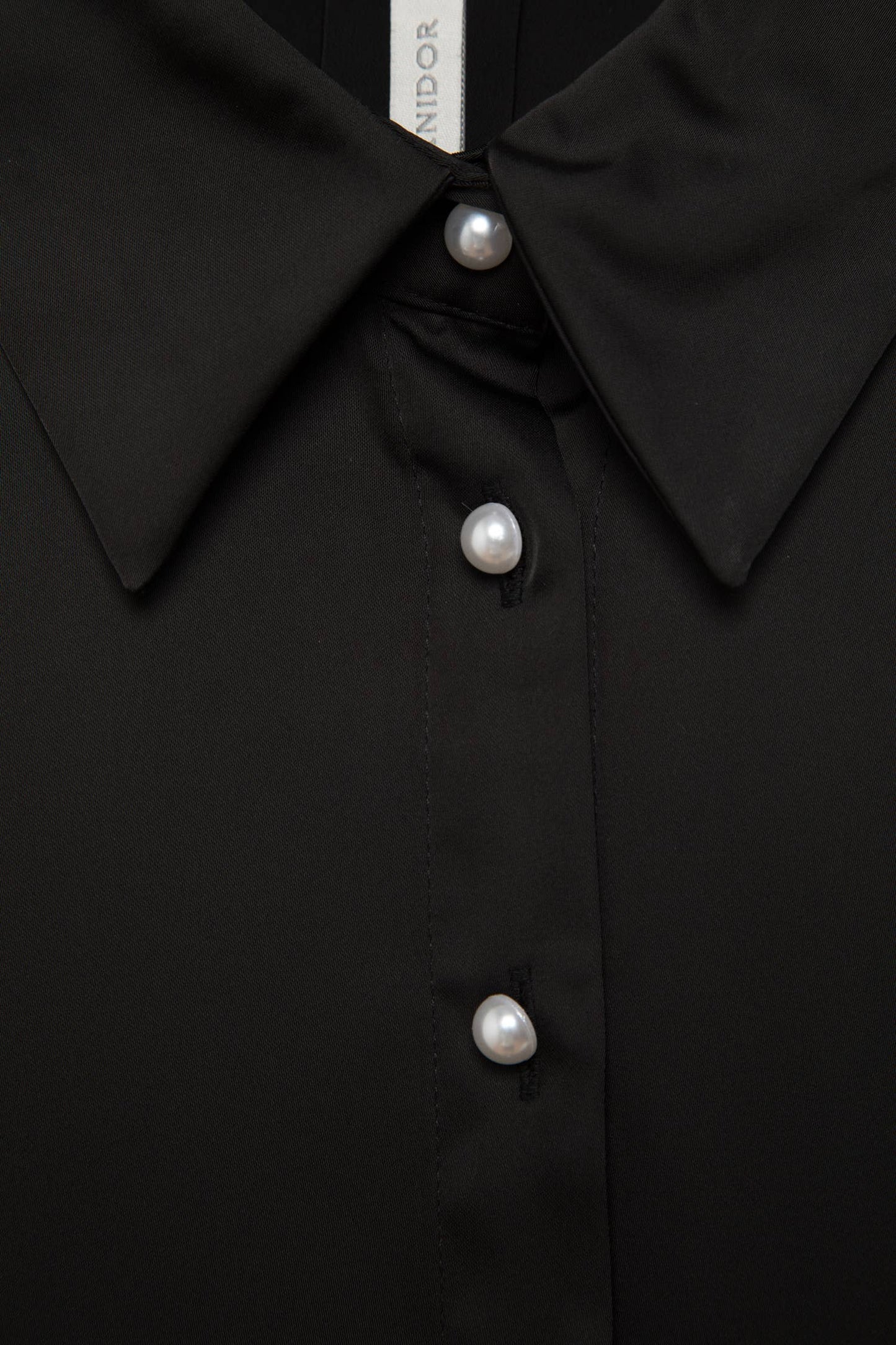 Camicia in raso con bottoni perlati