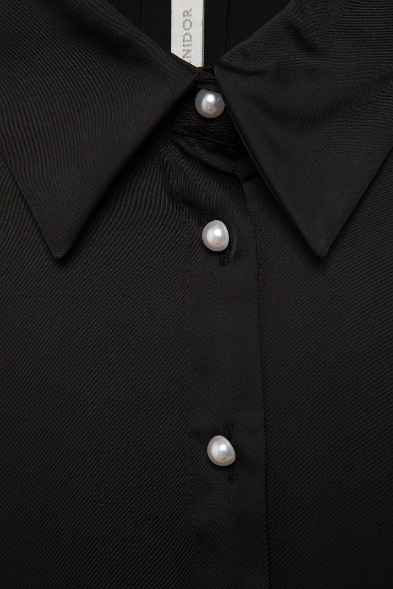 Camicia in raso con bottoni perlati