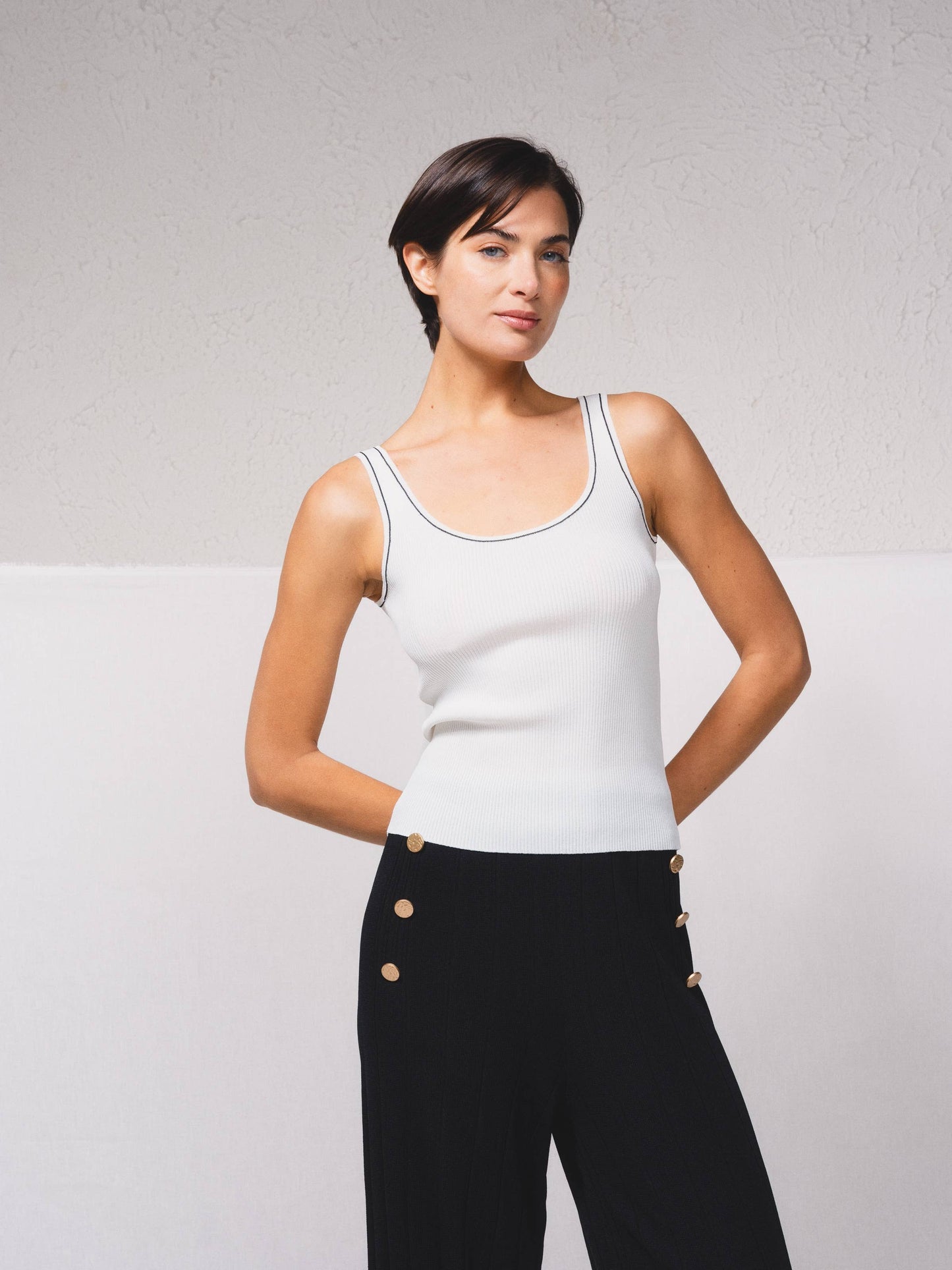 Top in maglia a coste con profili a contrasto