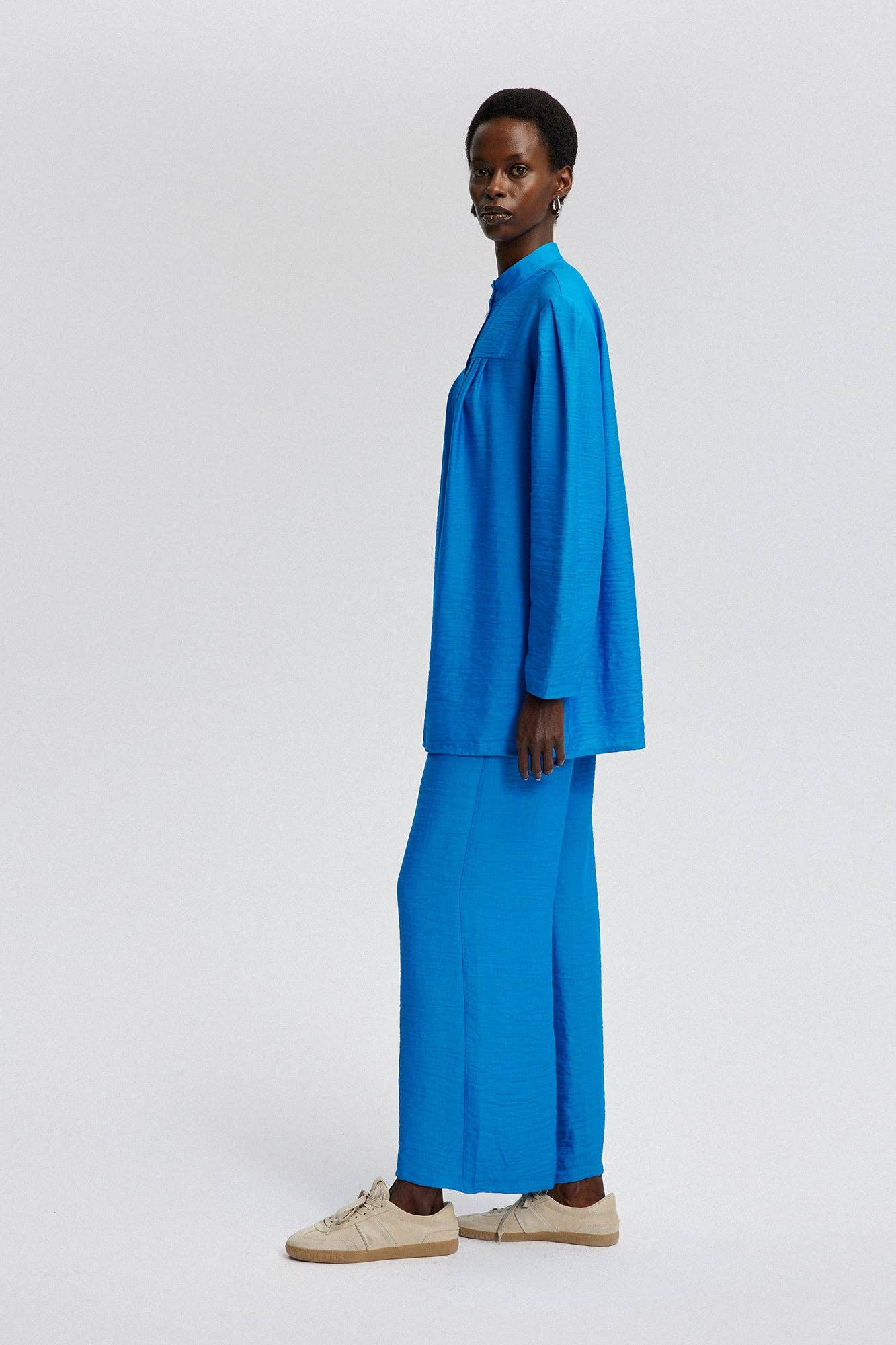 Completo tunica e pantaloni blu in tessuto naturale