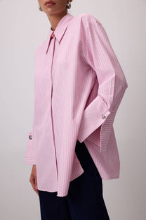 Camicia a righe rosa con polsini ampi