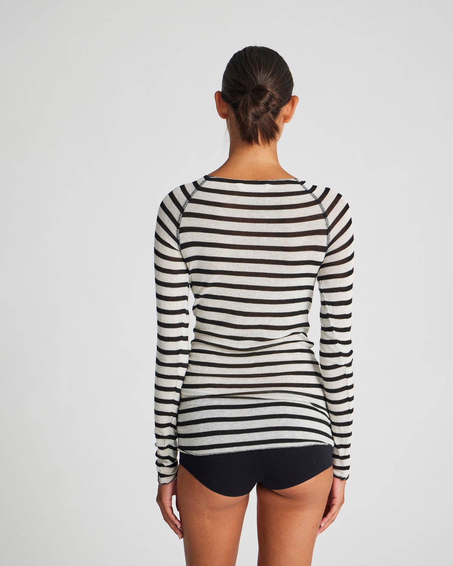 Maglia Amalie a righe marinare in lana e viscosa ecrù/nero