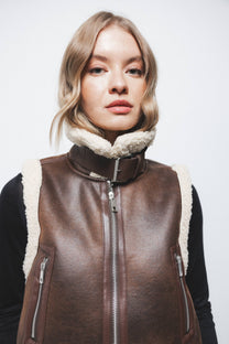 Gilet in pelliccia sintetica con colletto a fibbia
