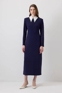 Abito midi blu con colletto gioiello