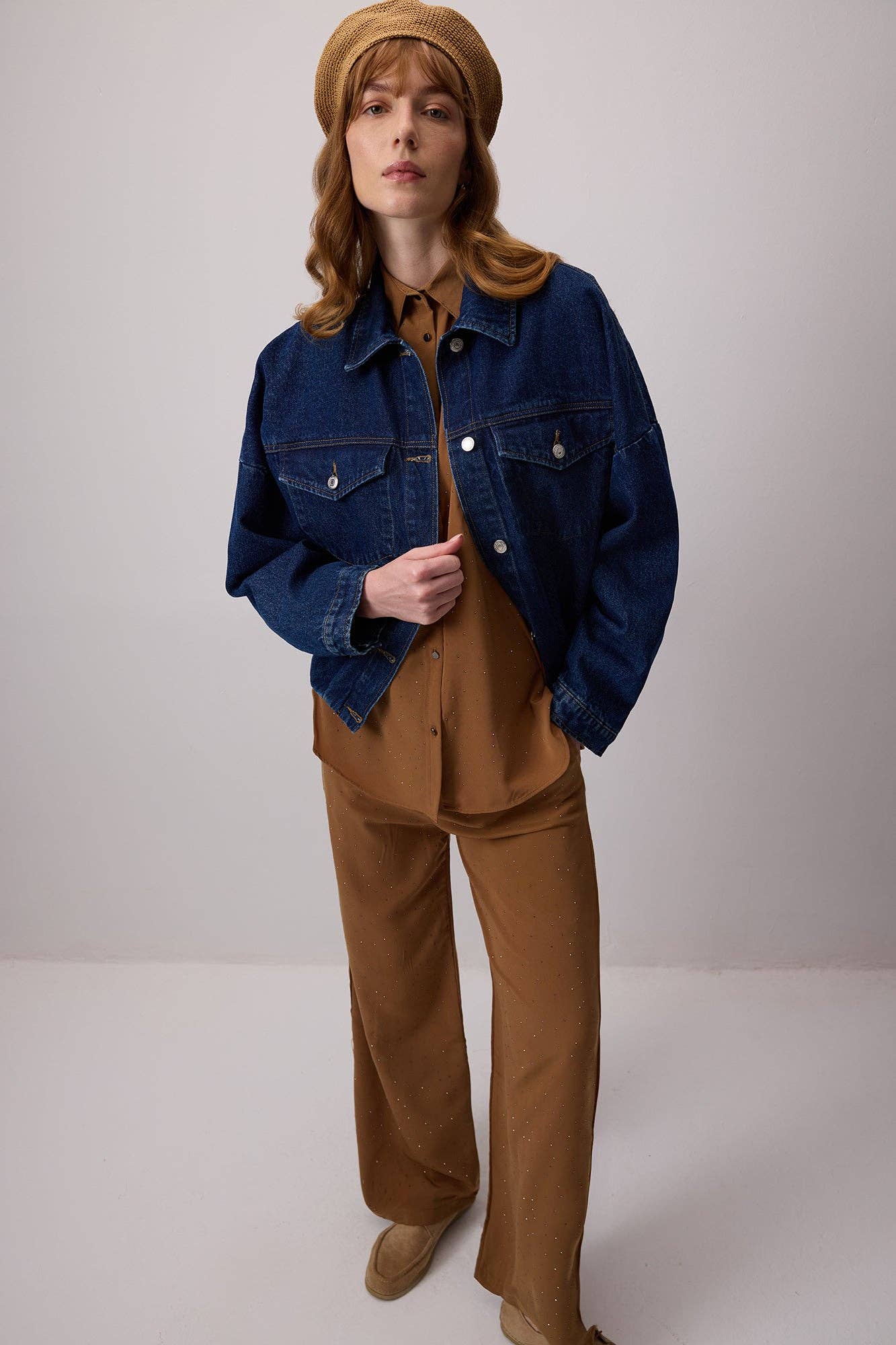 Completo Cupra camicia e pantaloni con micro strass cammello