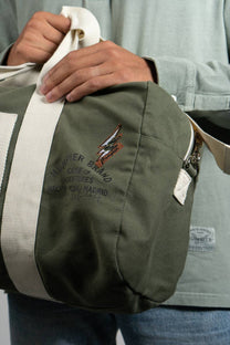 Borsa Aviator verde in cotone con patch e tracolla regolabile