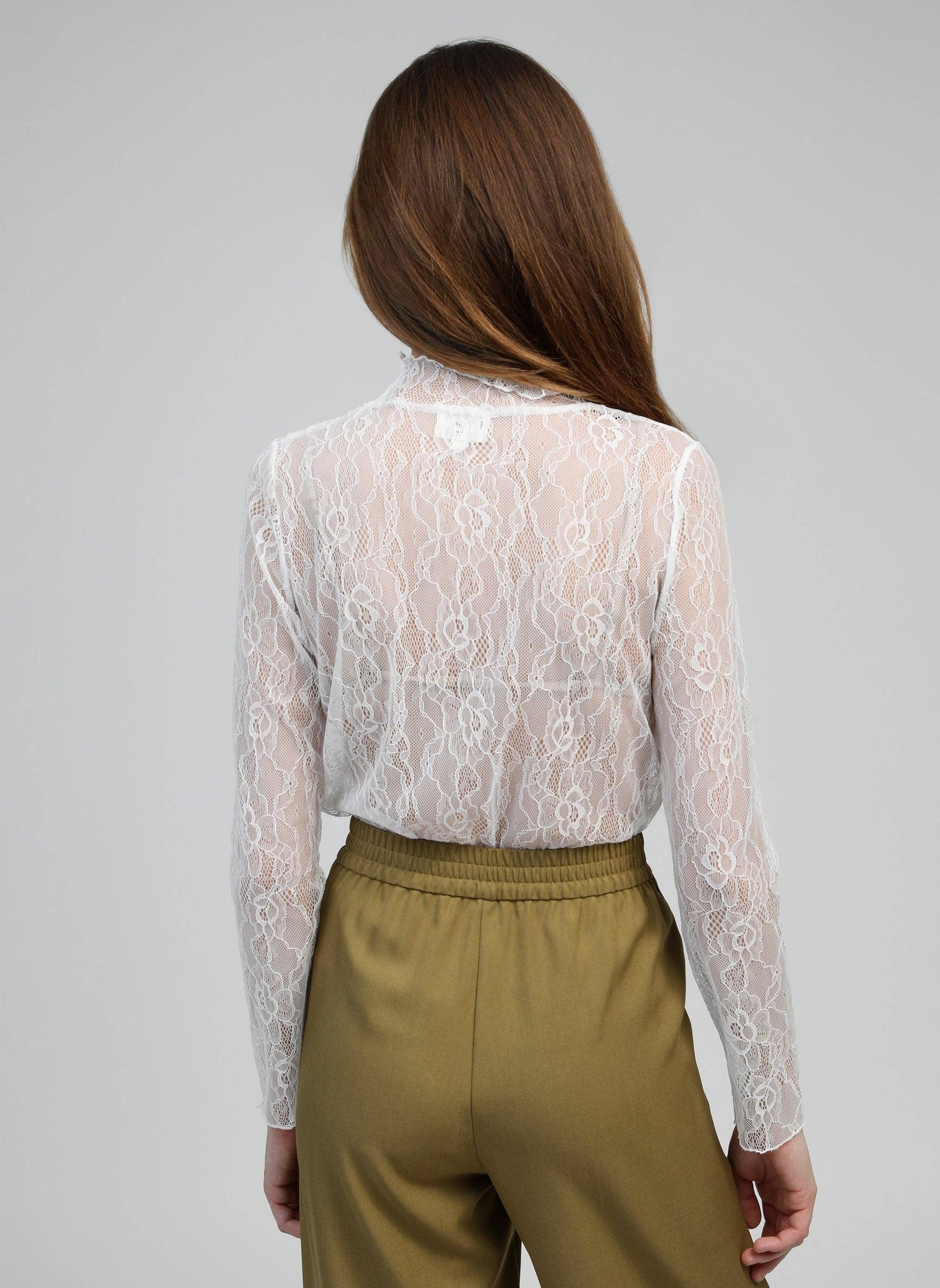 Top in pizzo bianco a maniche lunghe con collo alto