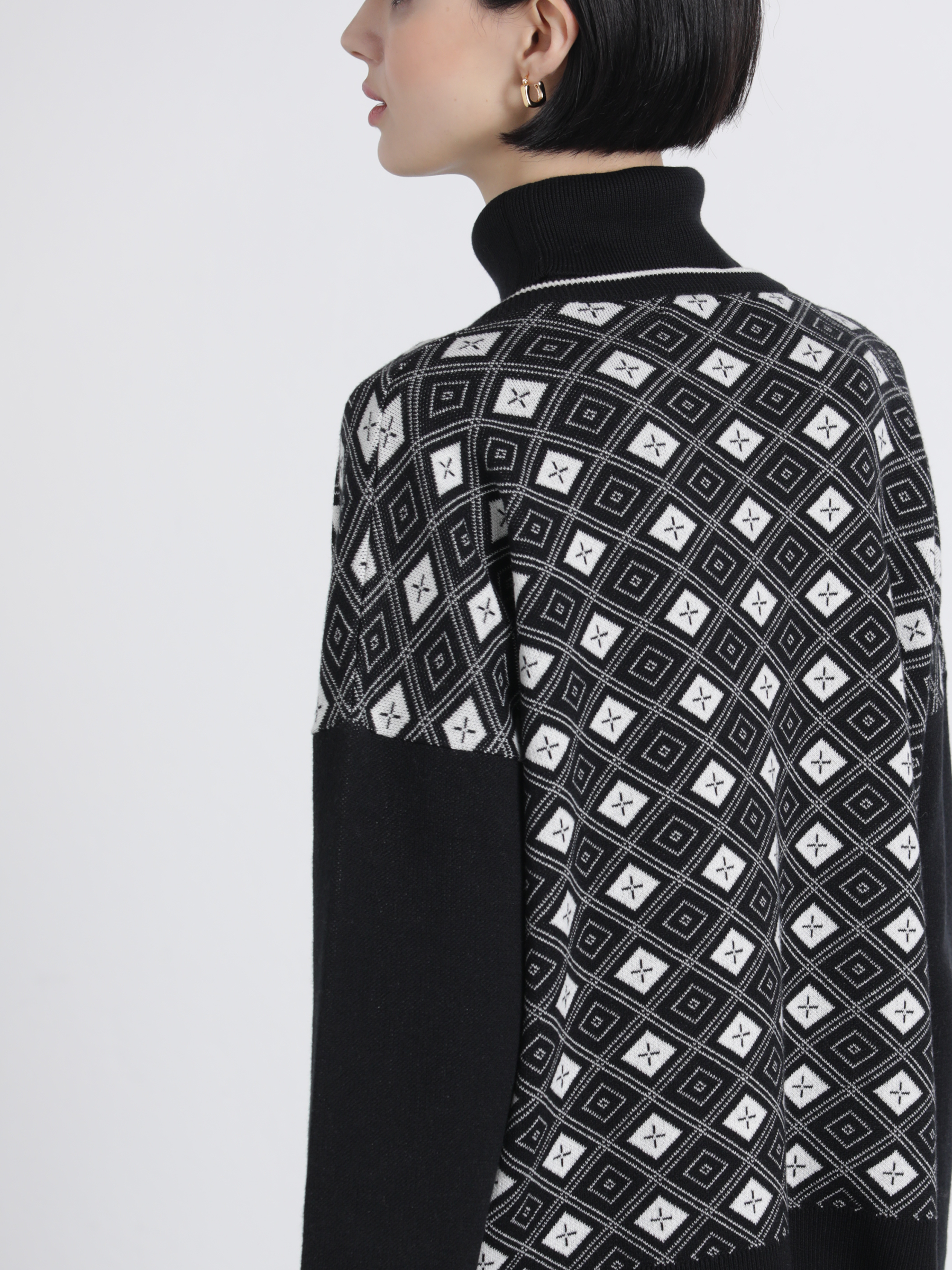 Maglia jacquard bicolore con scollo a V