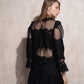 Blusa in pizzo trasparente con collo alto e maniche lunghe