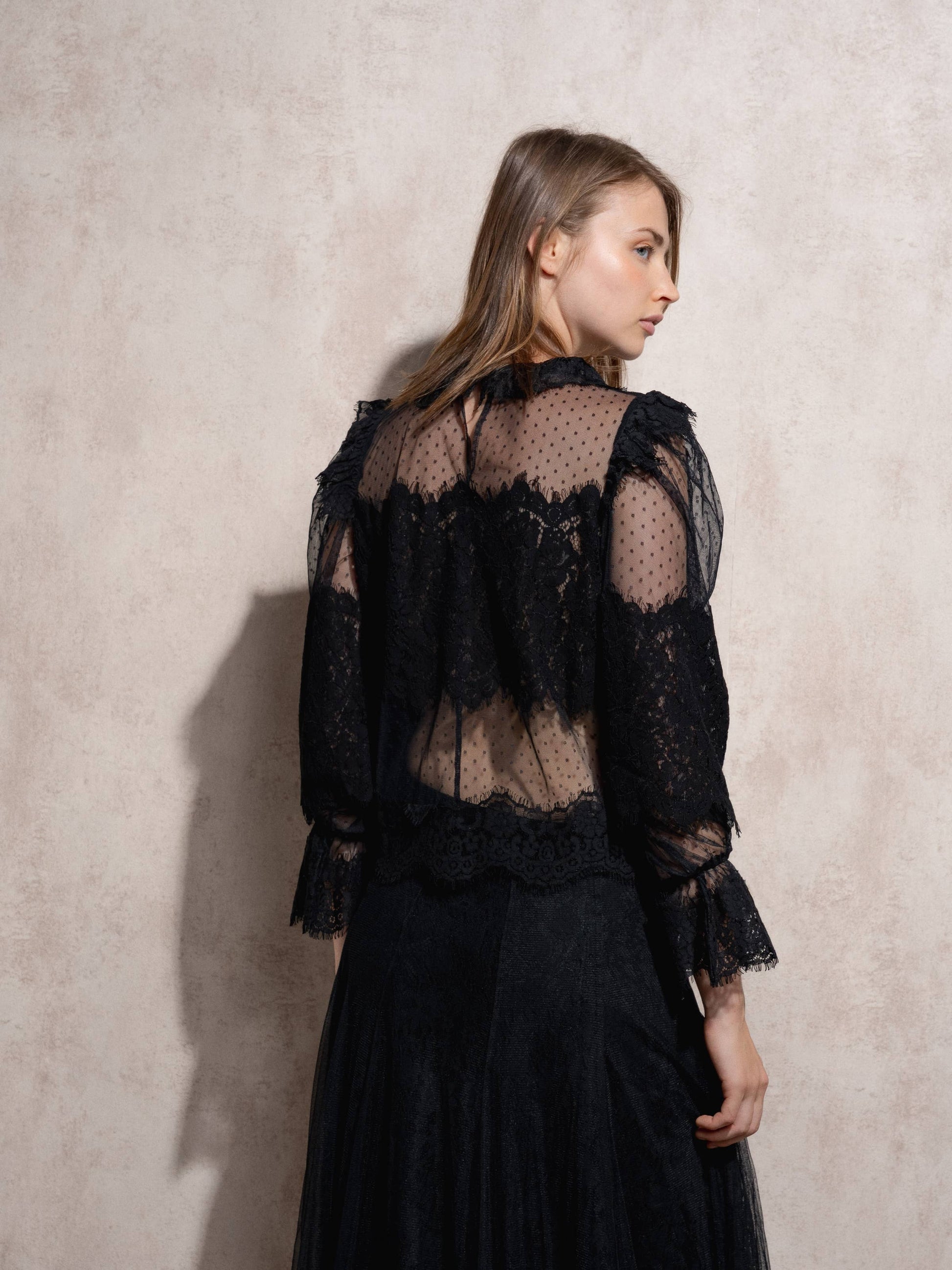 Blusa in pizzo trasparente con collo alto e maniche lunghe