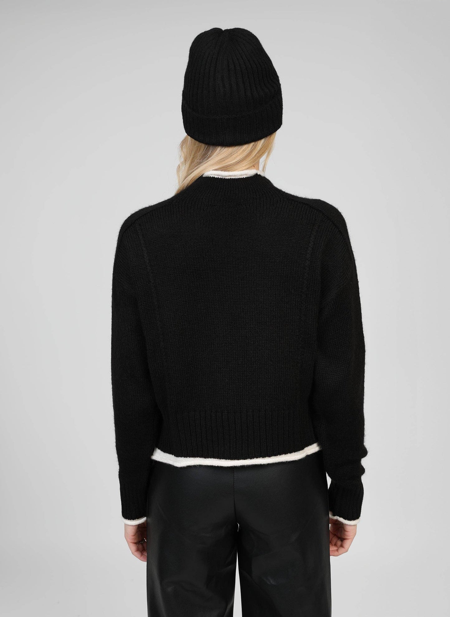 Maglione Nero Lazario a Collo Alto