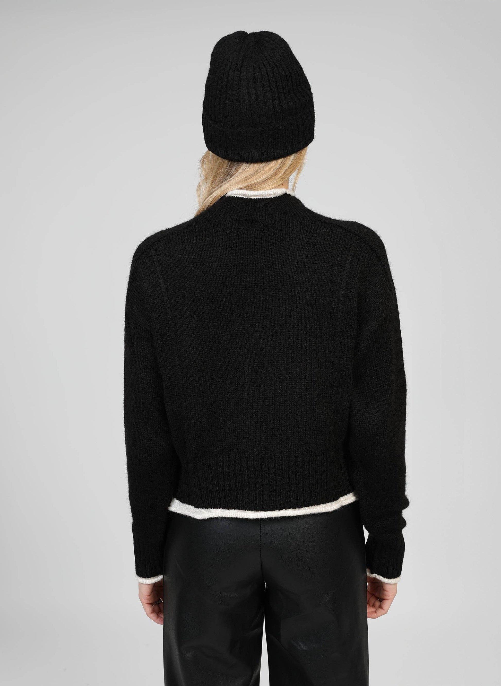 Maglione Nero Lazario a Collo Alto