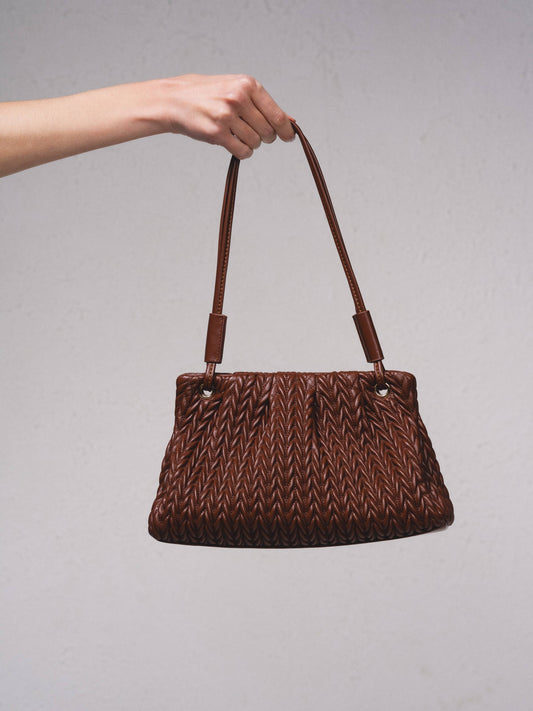 Borsa a tracolla intrecciata con chiusura magnetica