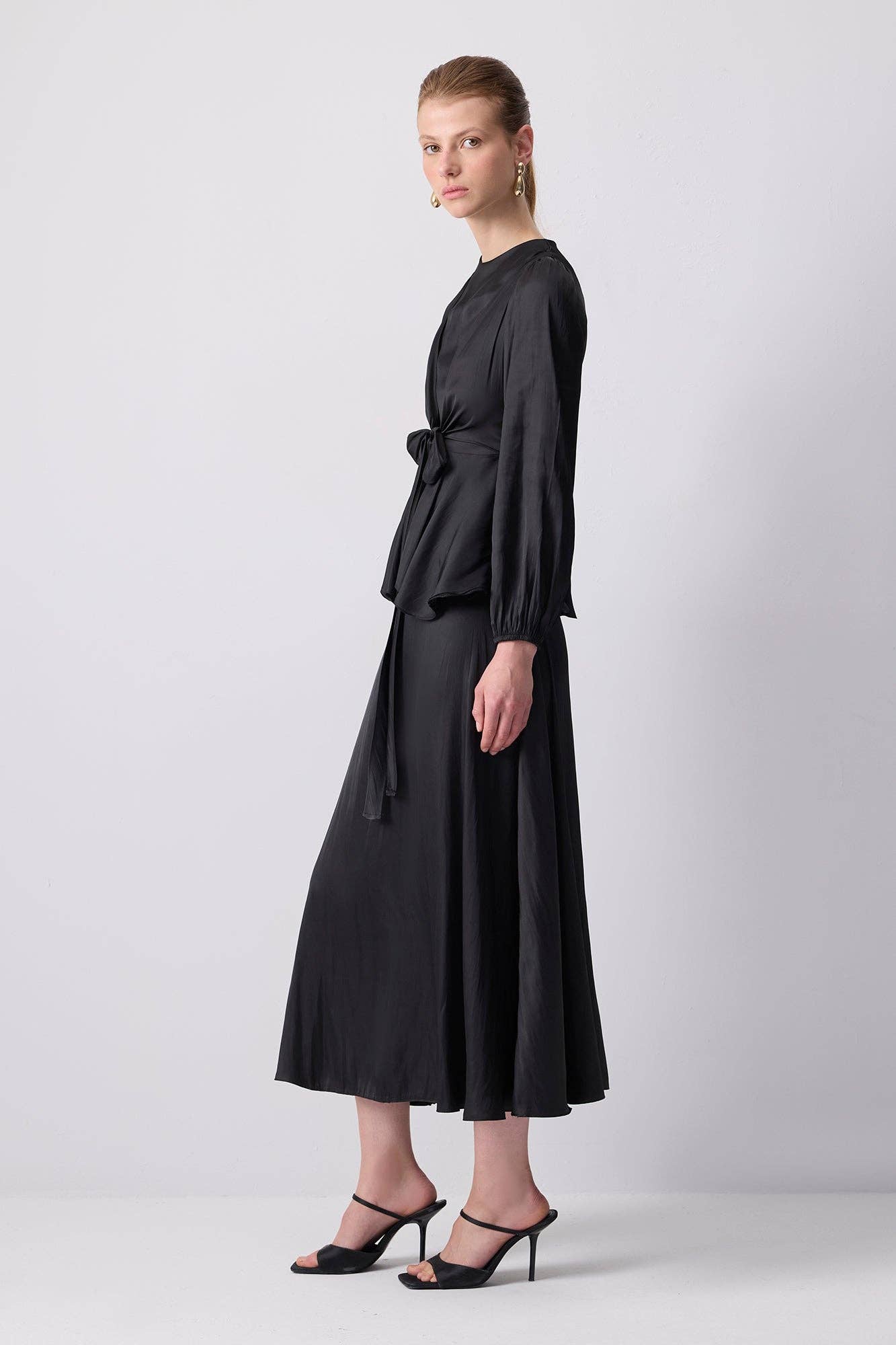 Completo raso nero con blusa peplo e nodo frontale