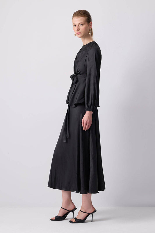 Completo raso nero con blusa peplo e nodo frontale