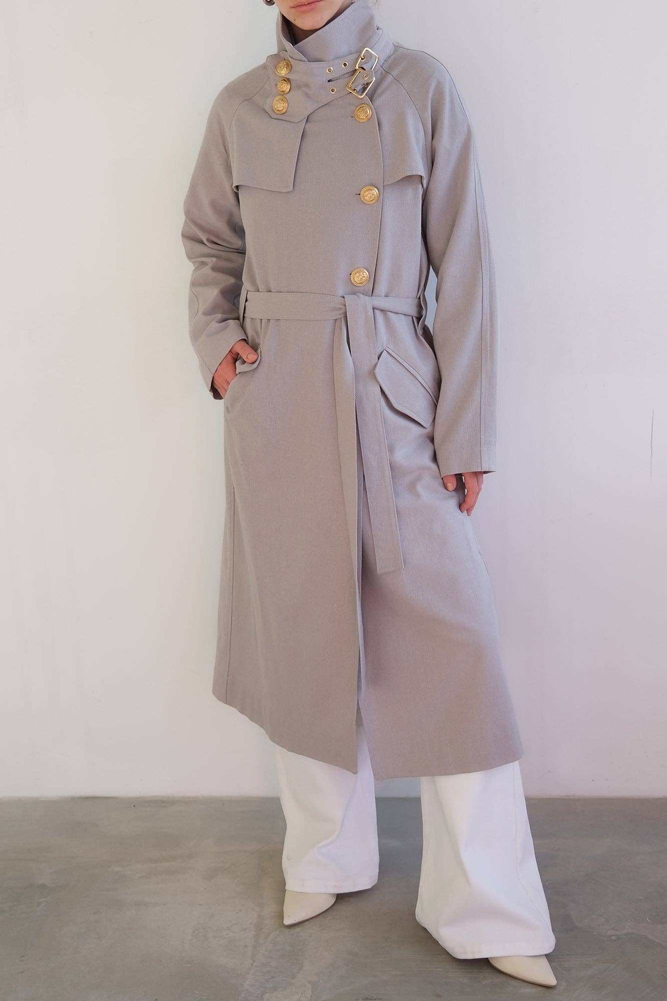 Trench coat doppiopetto in lino con bottoni dorati