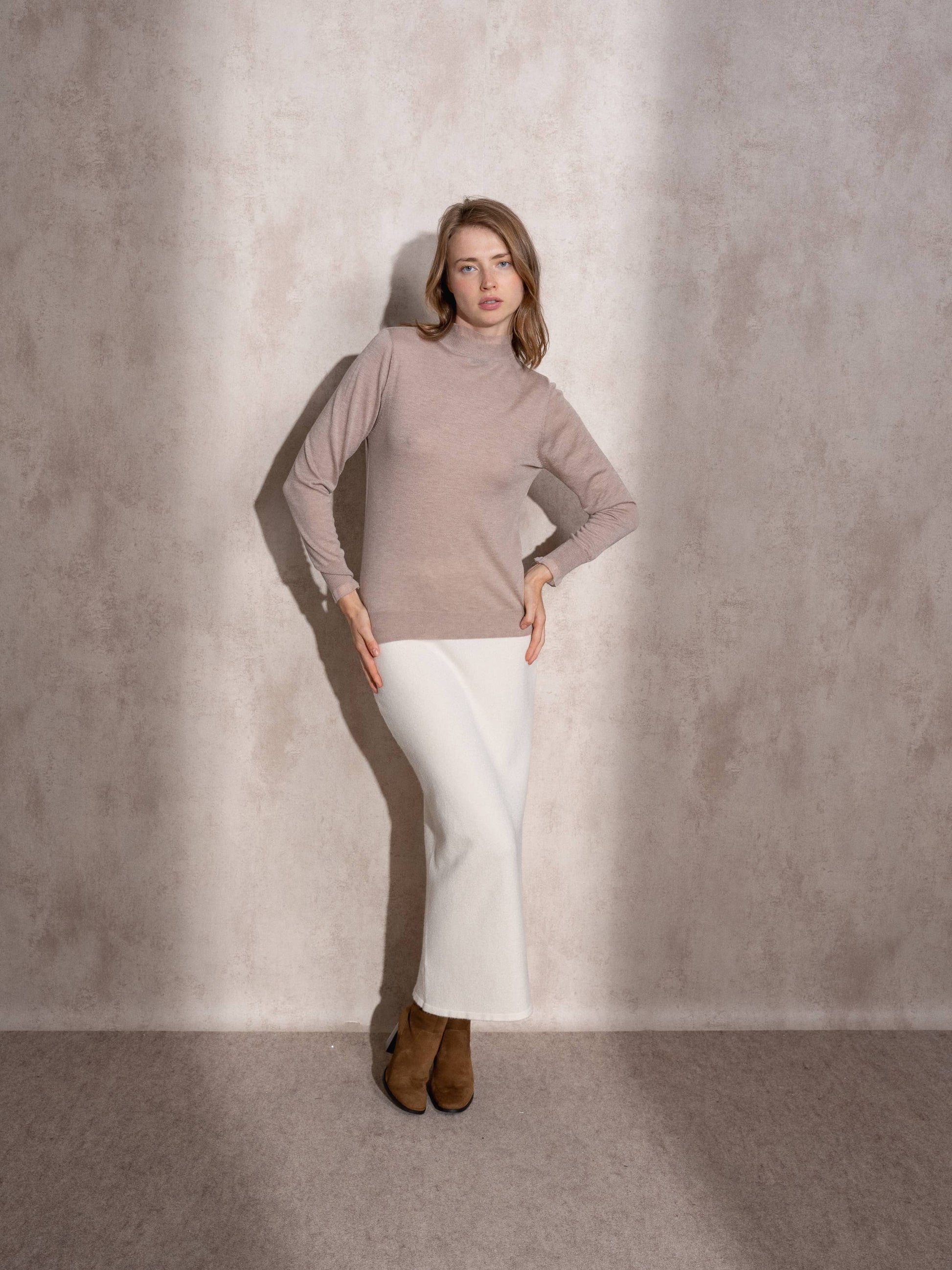 Maglione in maglia con collo alto e volant