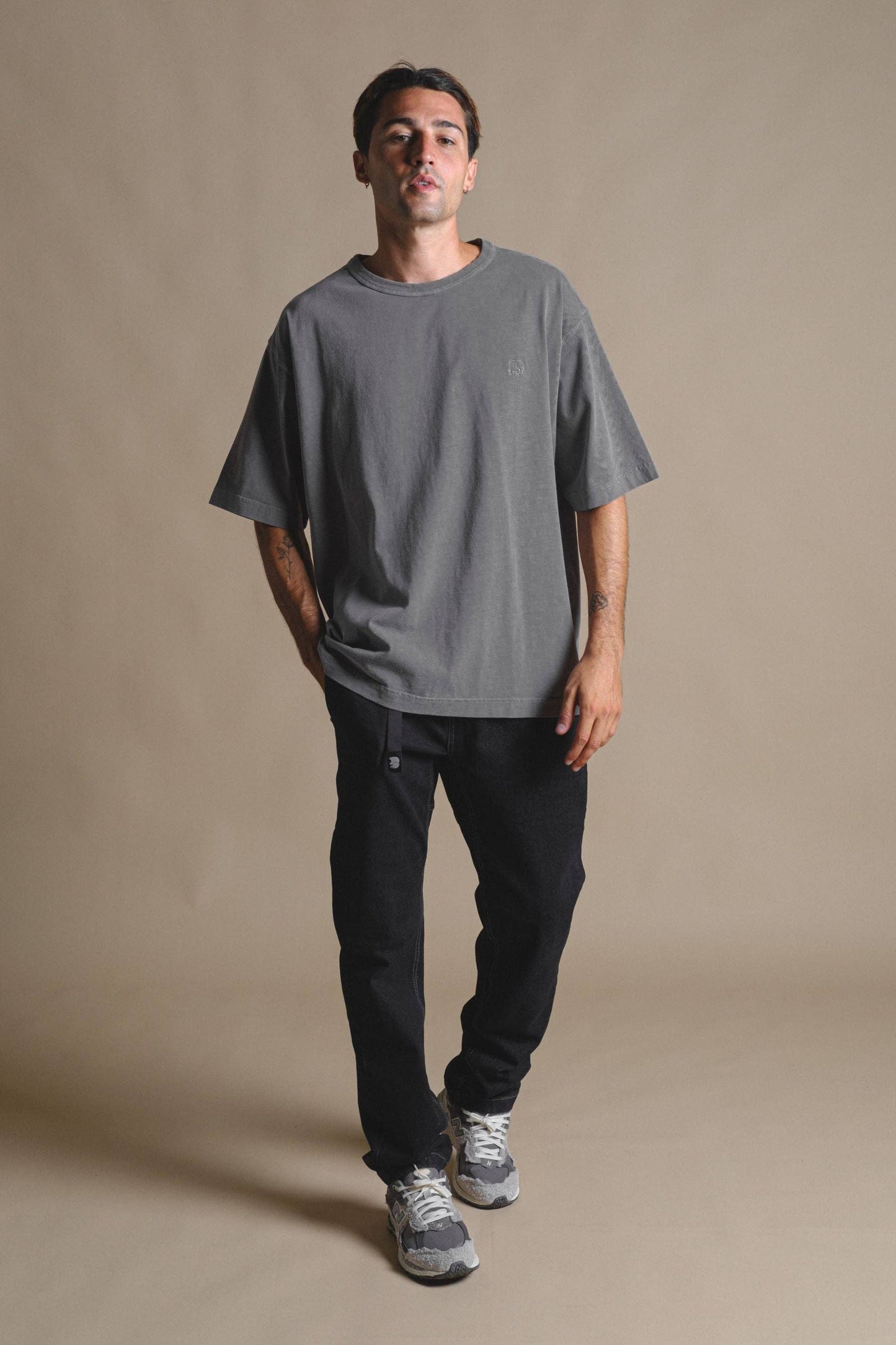T-shirt oversize pesante tinta a pigmento color peltro