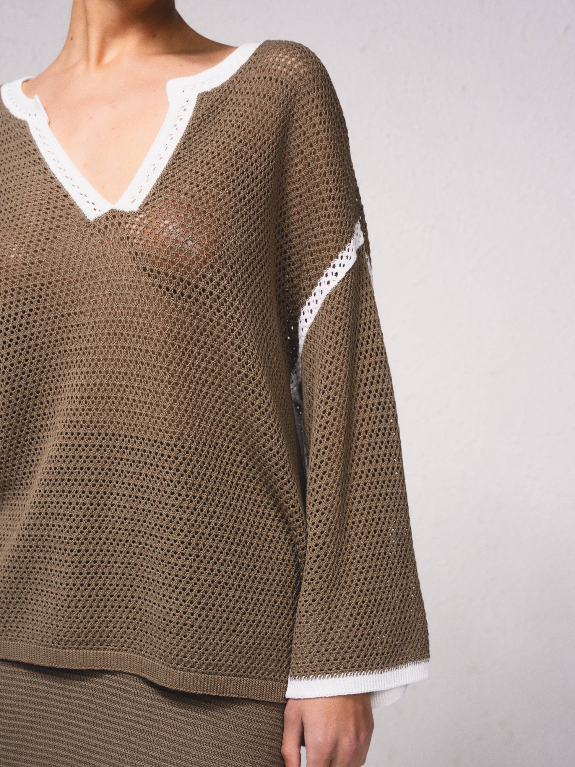 Maglione in maglia traforata con dettagli a contrasto e scollo a V