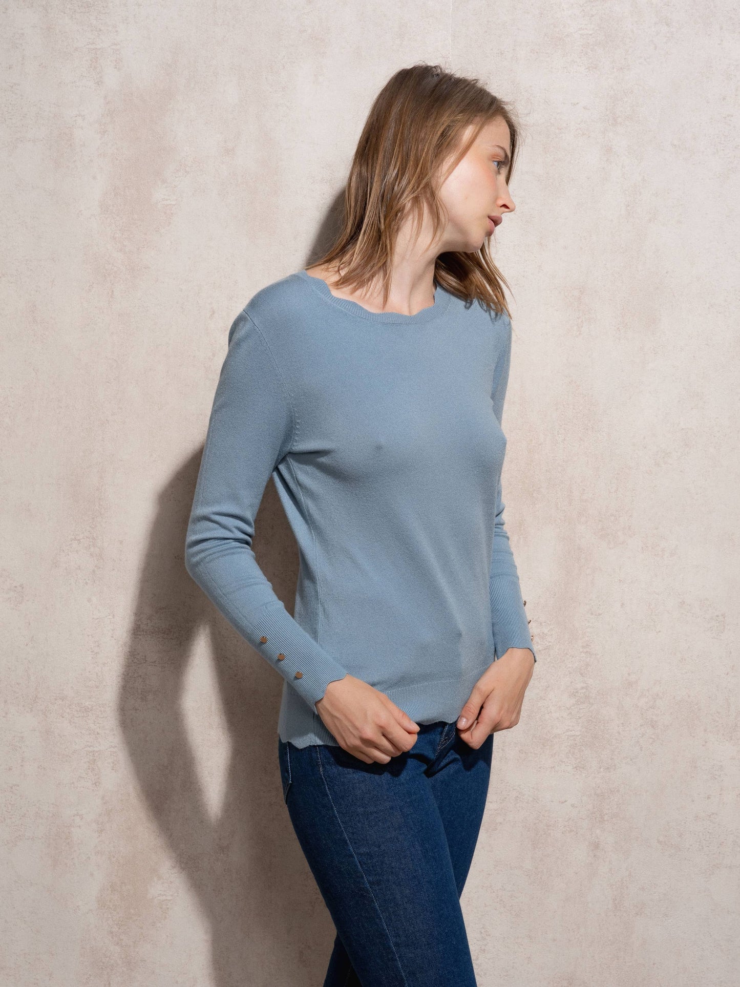 Maglia in maglia girocollo con bottoni dorati