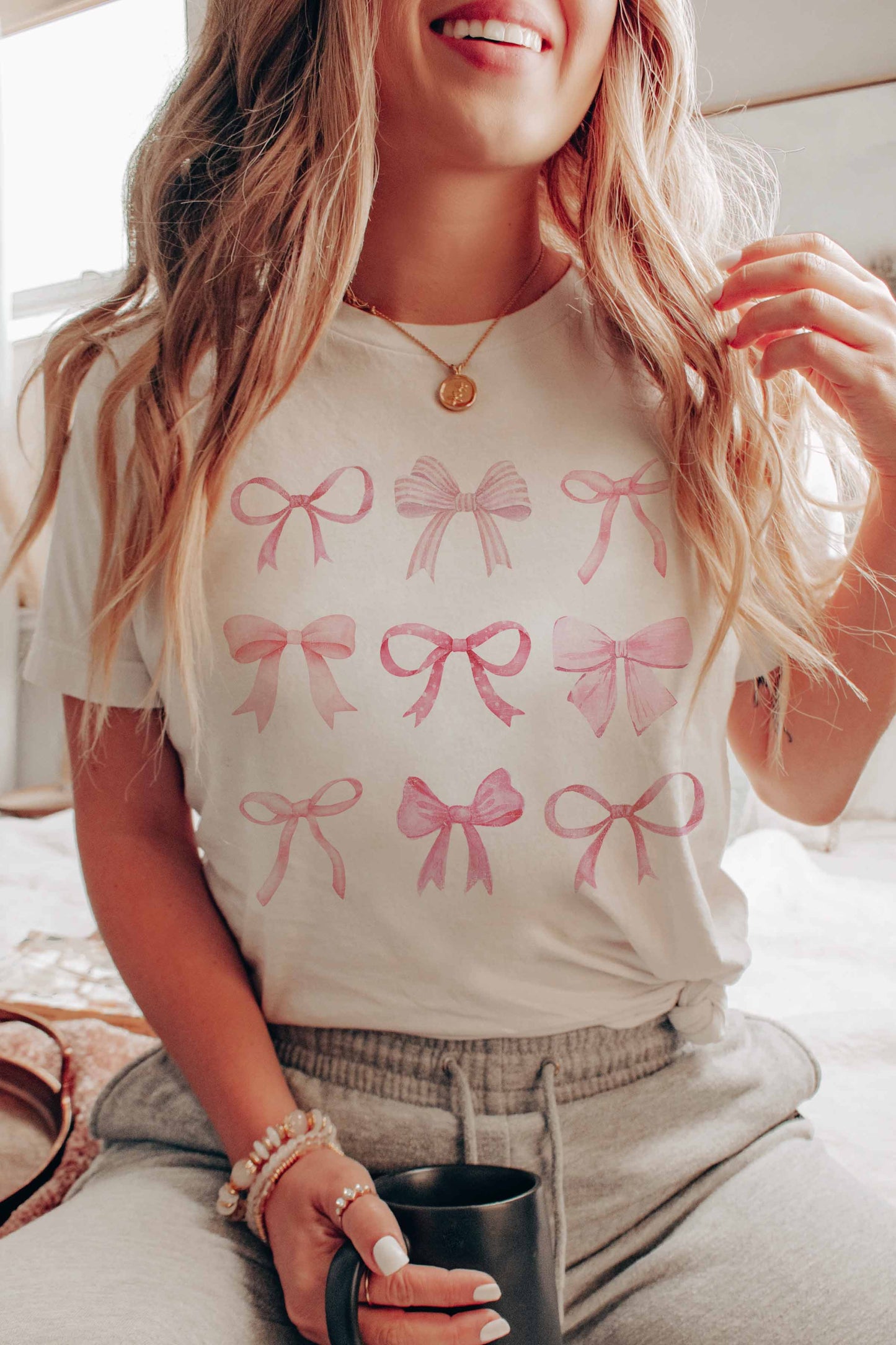 T-shirt grafica con fiocchi rosa