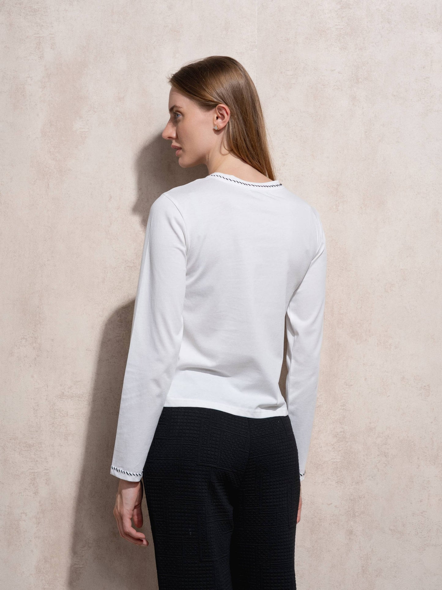 T-shirt donna in cotone con ricamo e maniche lunghe