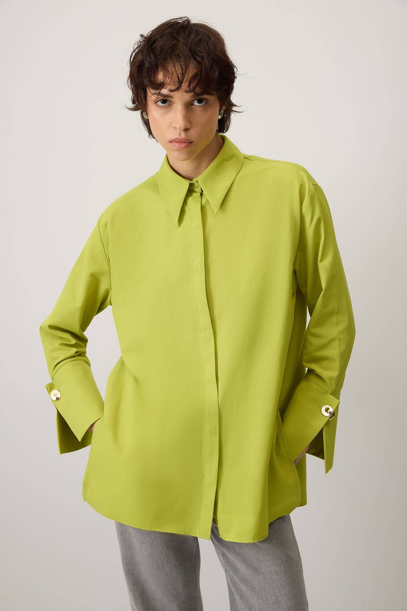 Camicia in popeline verde con polsini ampi