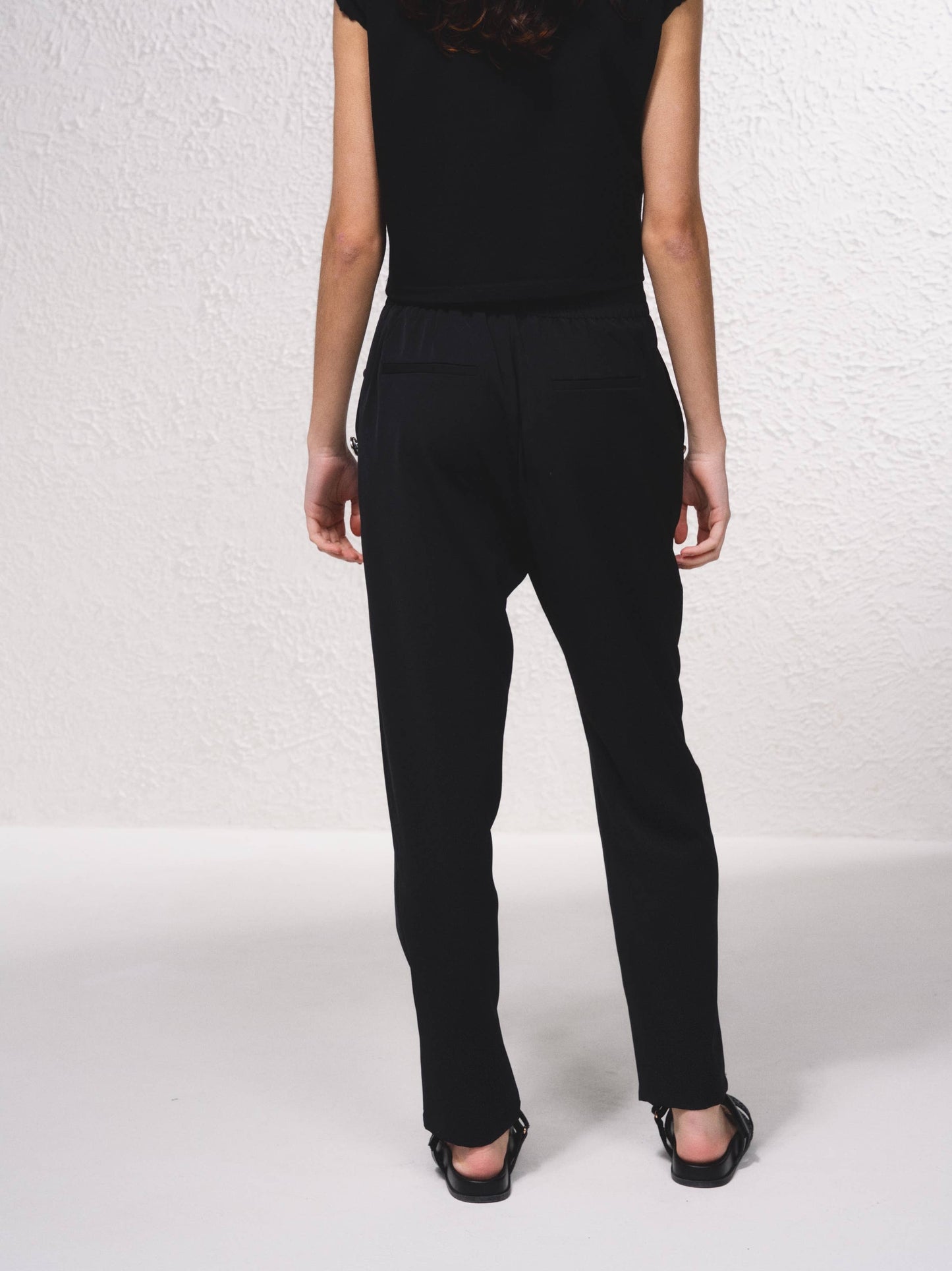 Pantaloni dritti con bottoni decorativi e vita elasticizzata