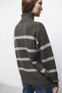 Maglione a righe in maglia con collo alto