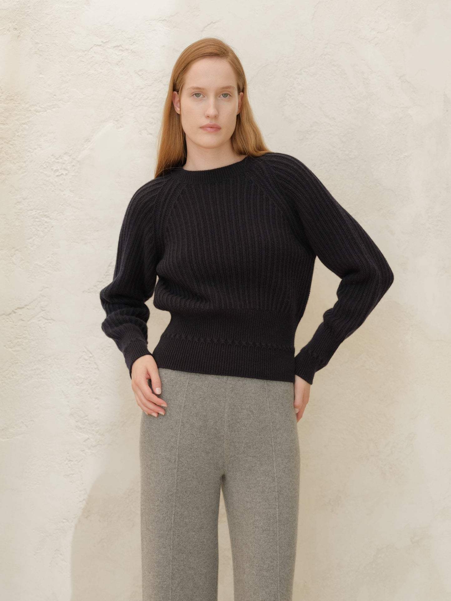 Maglione corto girocollo in misto cashmere con maniche raglan