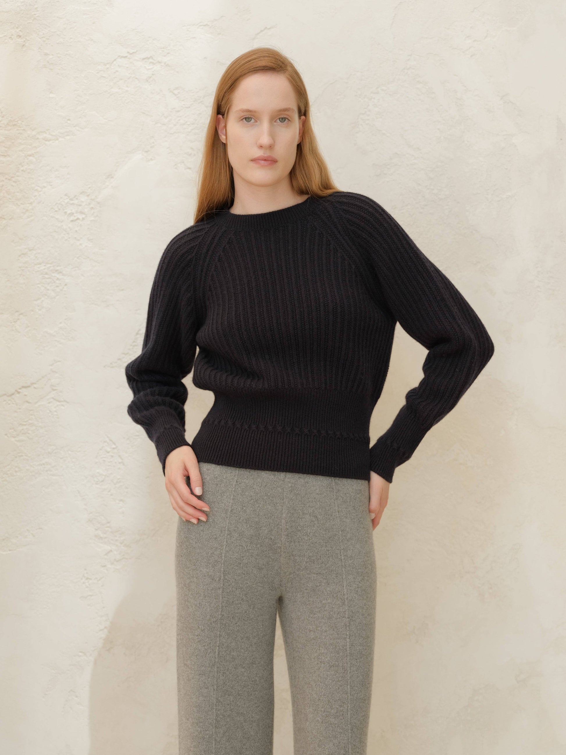 Maglione corto girocollo in misto cashmere con maniche raglan