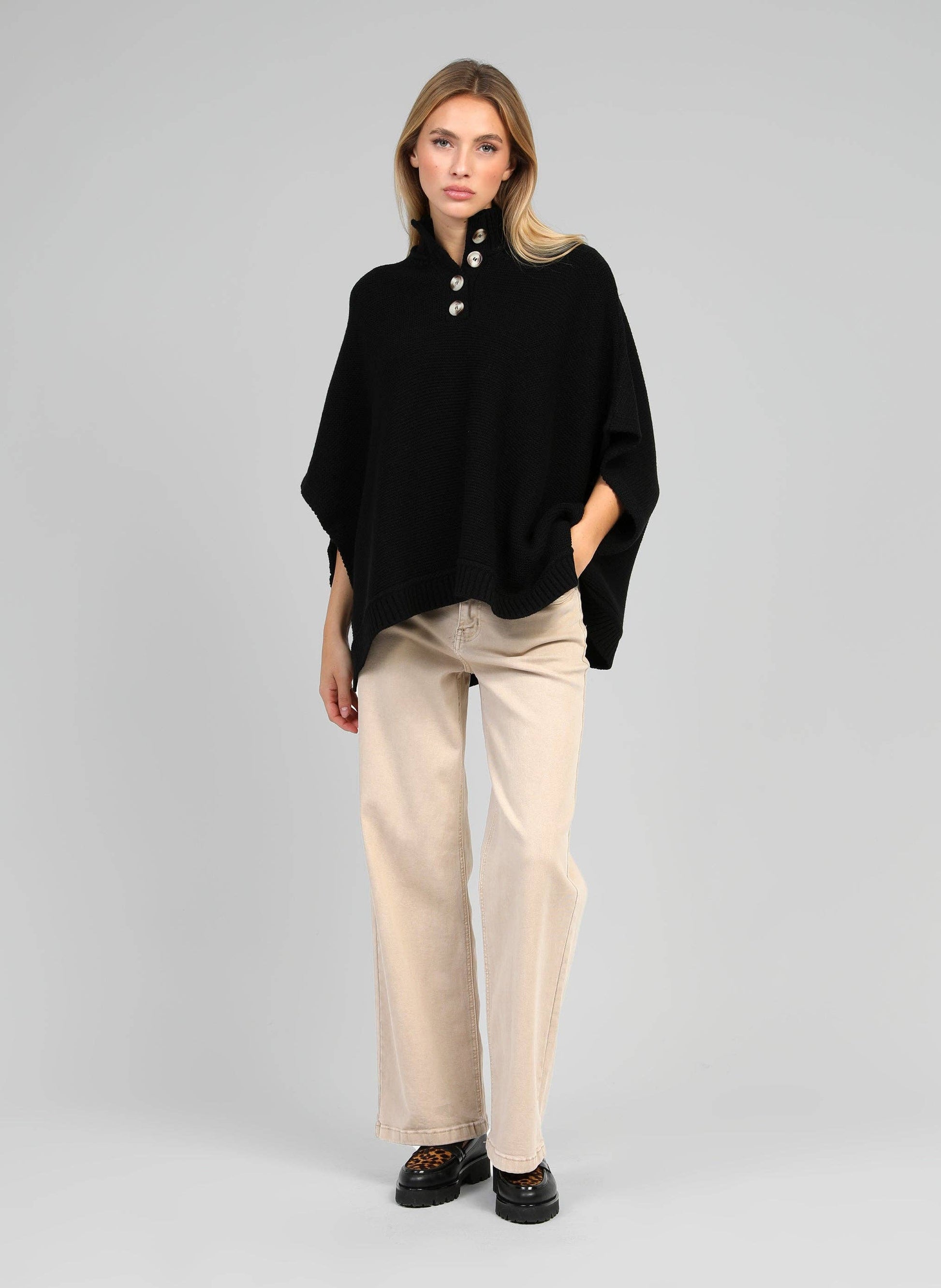 Poncho maglia nero a collo alto con bottoni