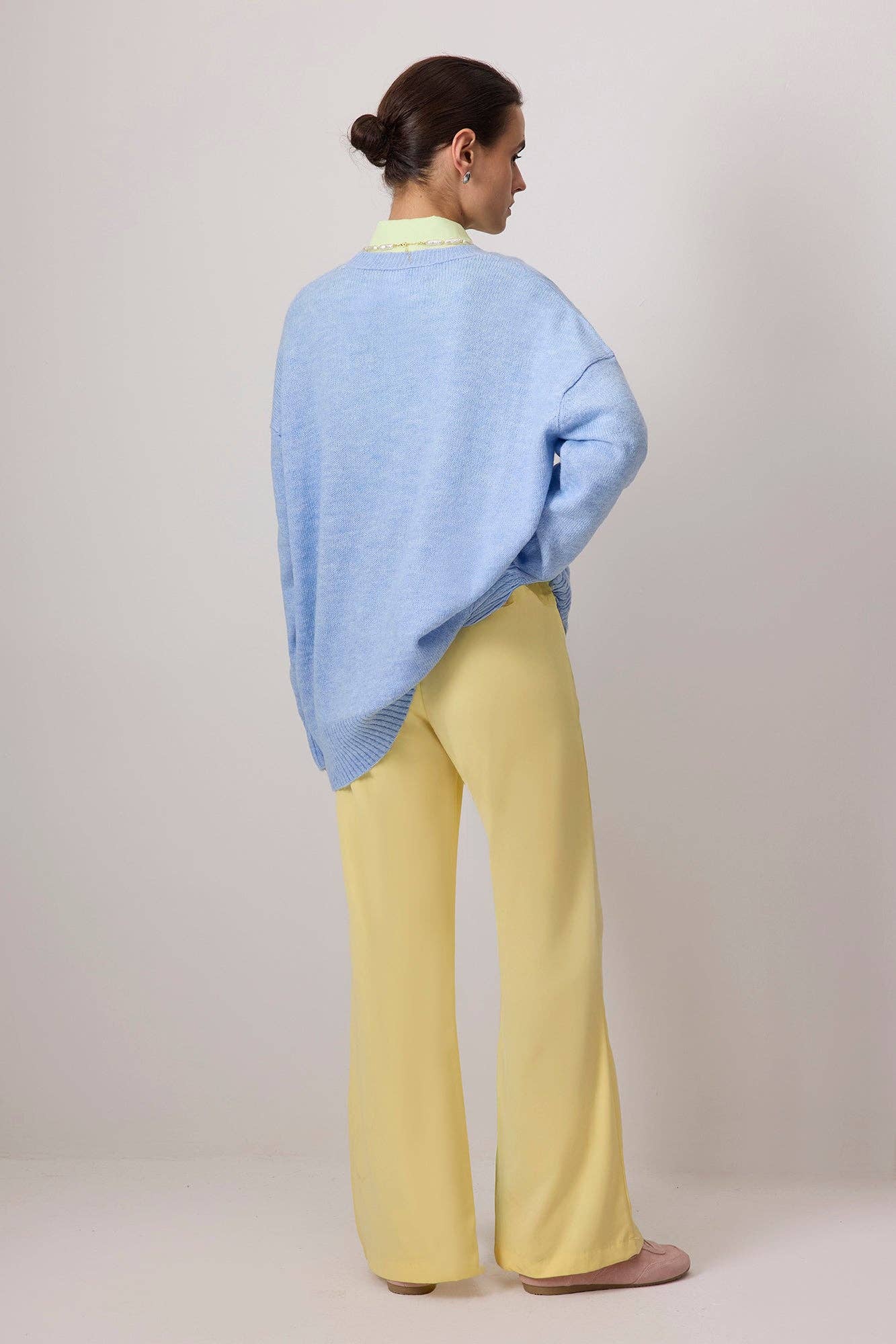 Pantaloni a zampa a vita alta giallo pastello con zip laterale
