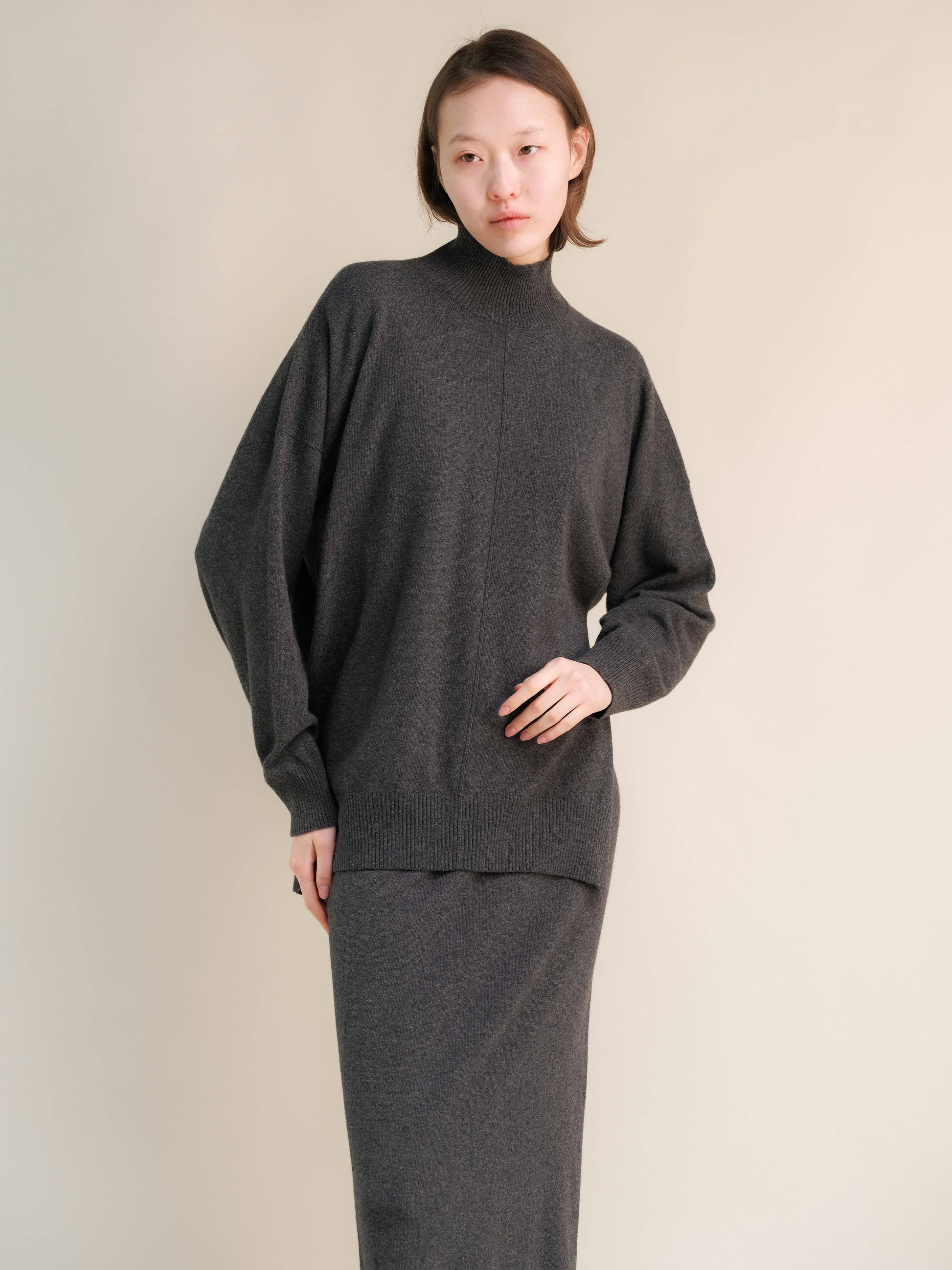 Maglione leggero dolcevita in misto cashmere con spacchi laterali