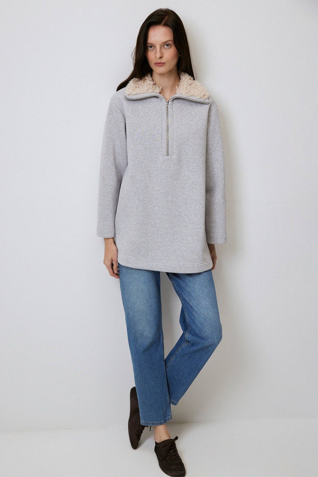 Felpa oversize con collo in ecopelliccia e mezza zip in cotone