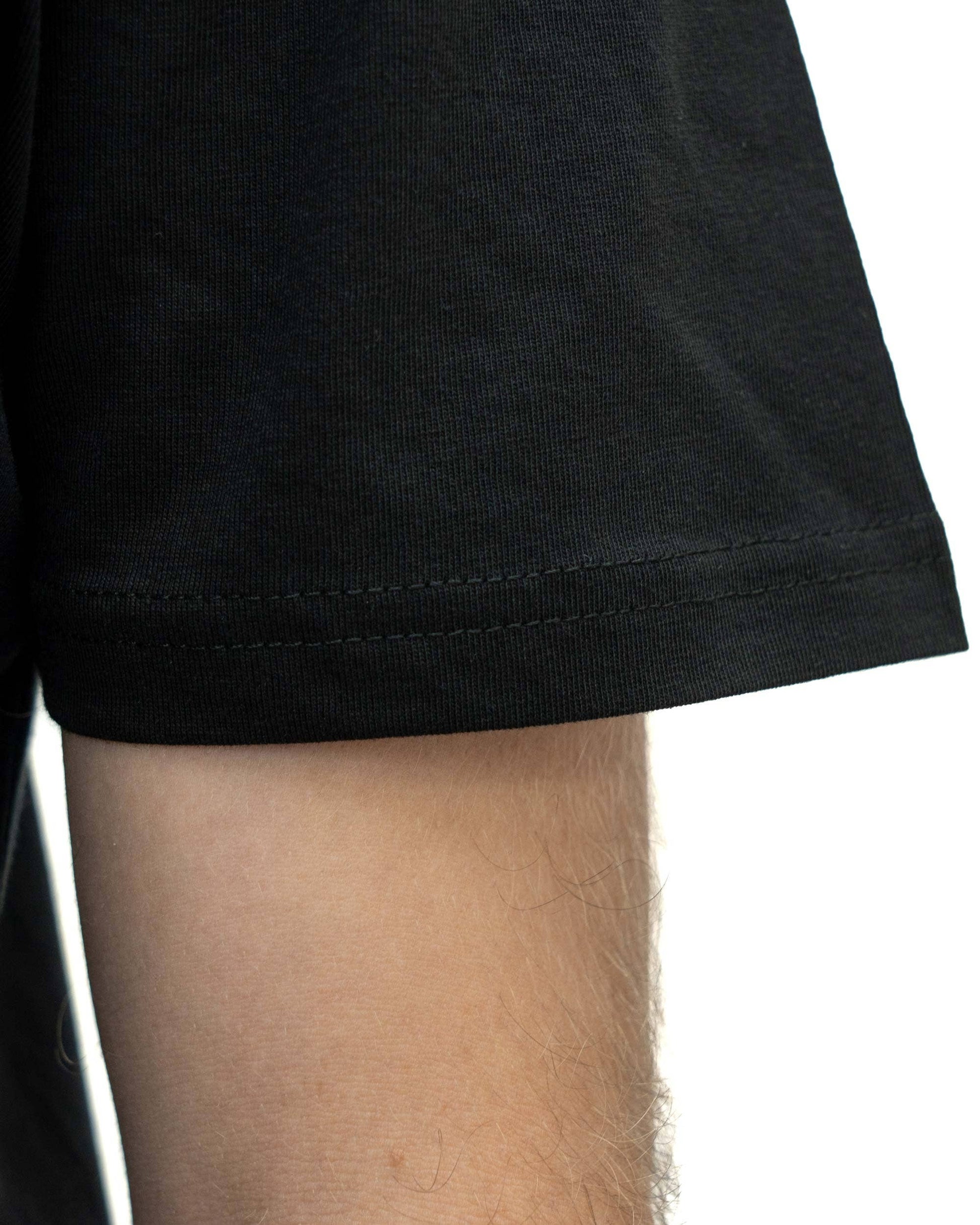 T-shirt nera in cotone biologico con ricamo