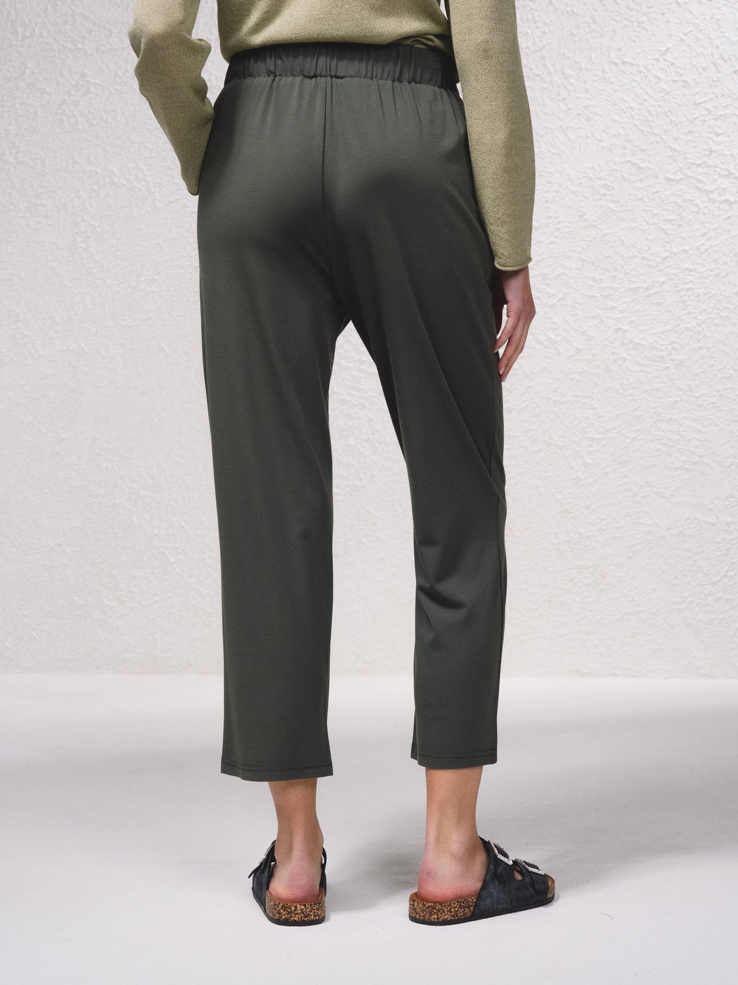 Pantaloni dritti con bottoni decorativi e vita elasticizzata