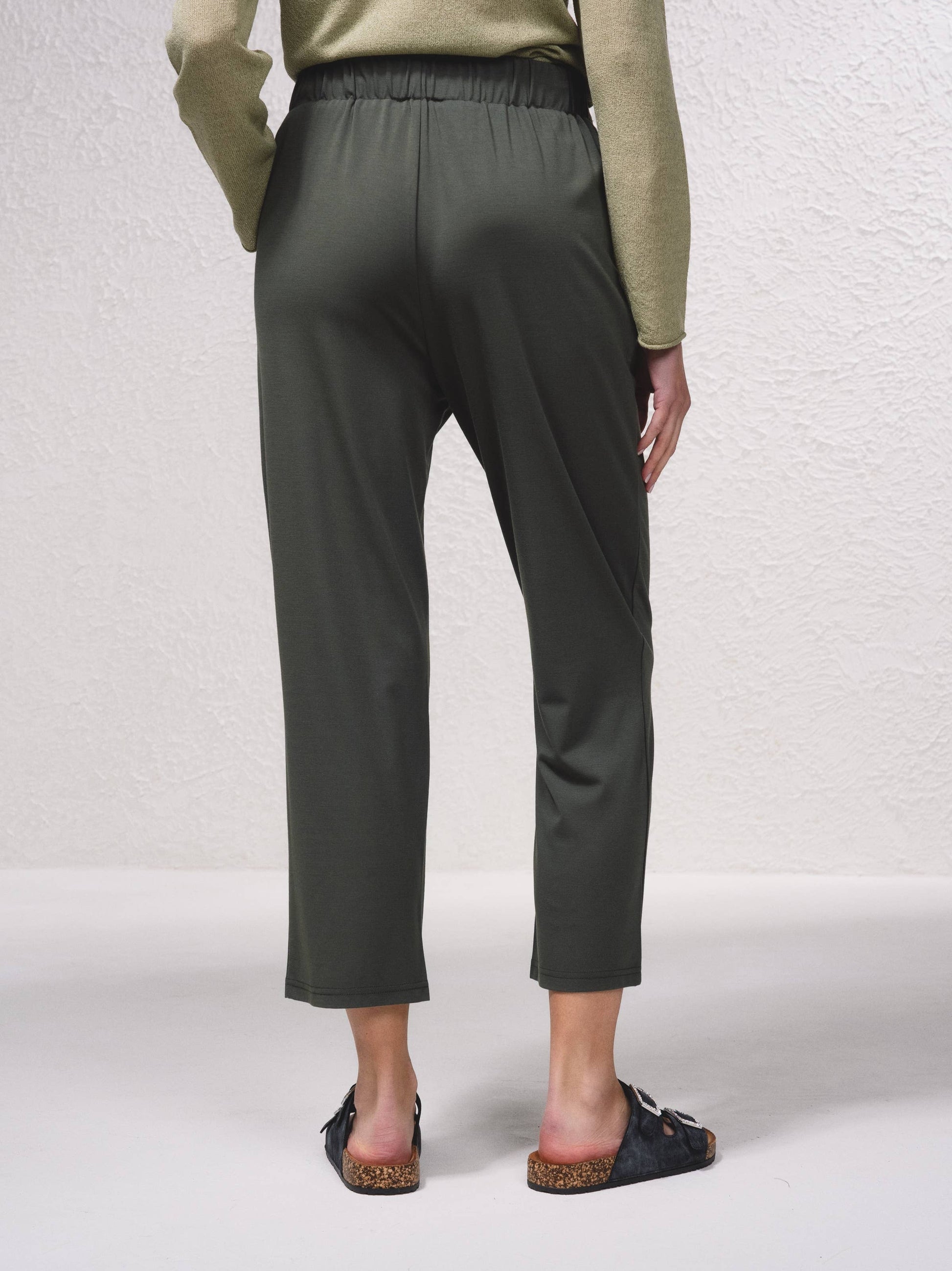 Pantaloni dritti con bottoni decorativi e vita elasticizzata