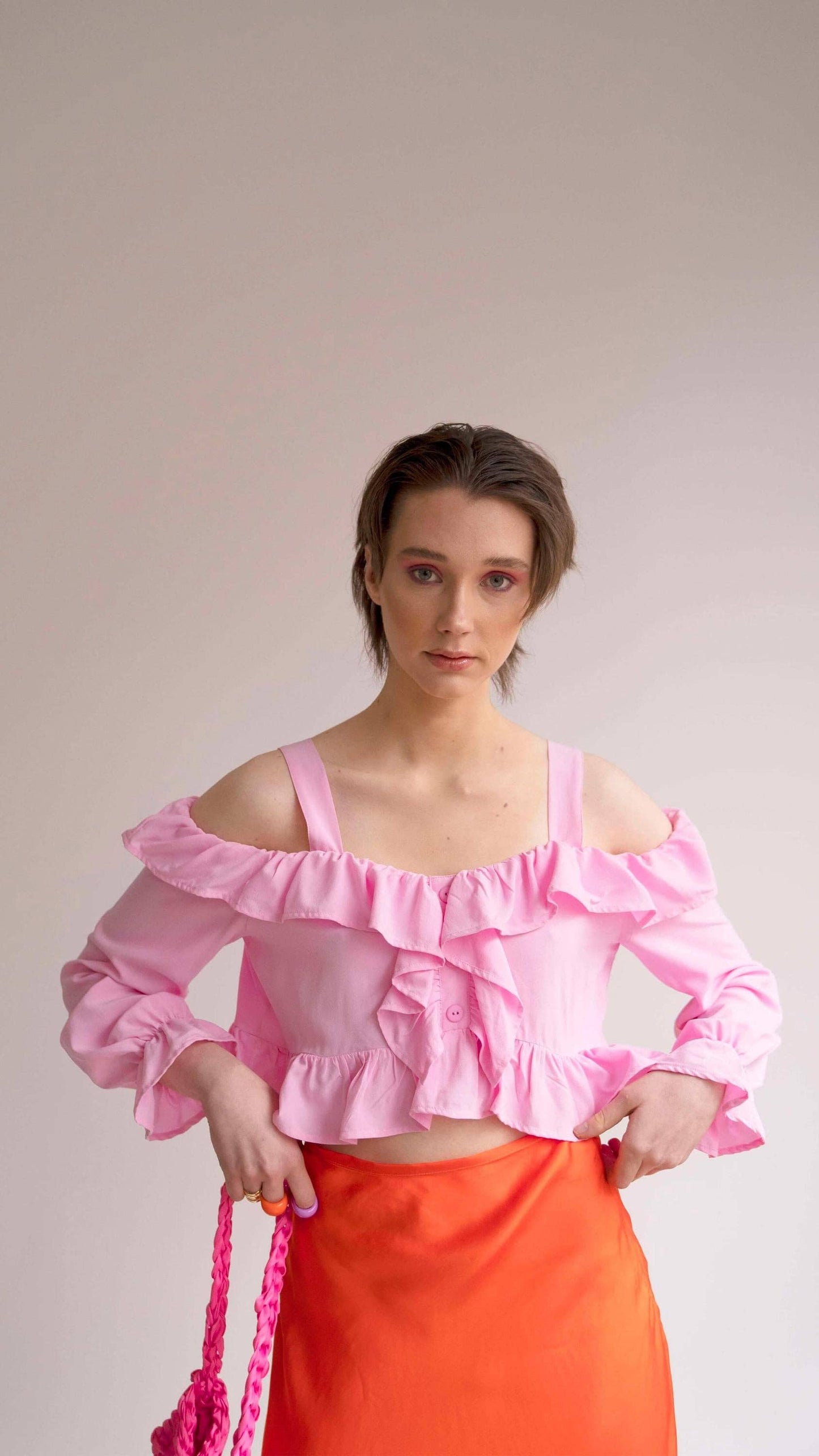 Blusa corta off-shoulder con volant e bottoni