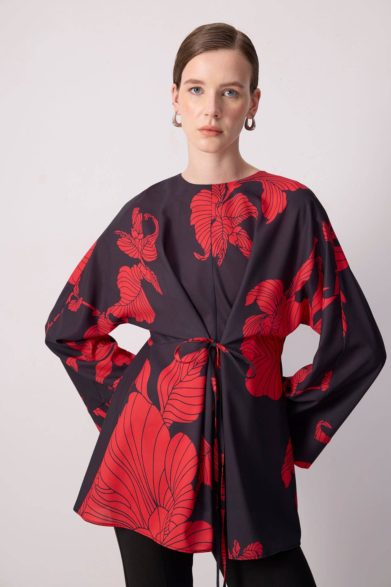 Tunica floreale rossa con maniche kimono e cintura