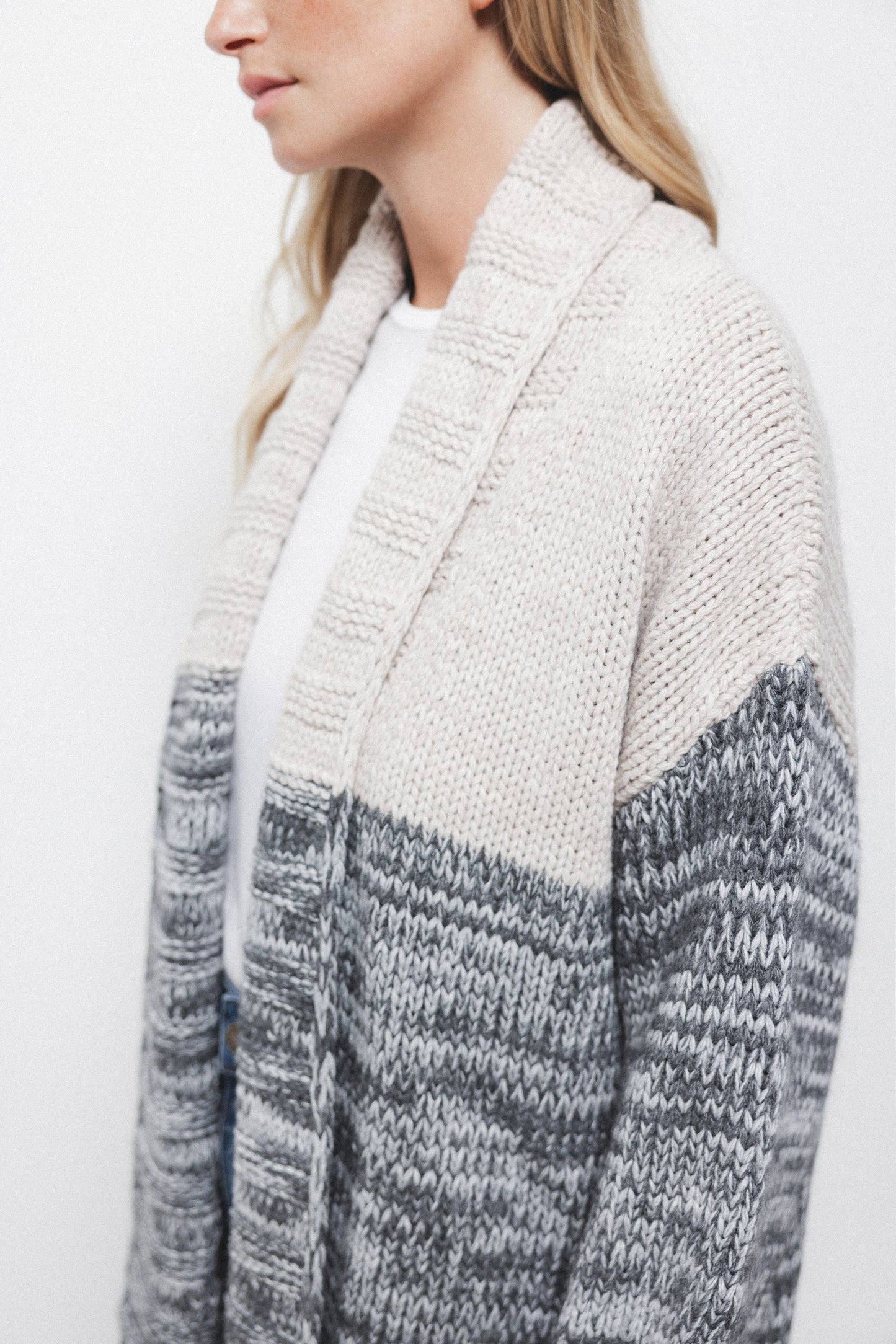 Cardigan bicolore in maglia con collo a scialle