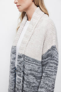 Cardigan bicolore in maglia con collo a scialle