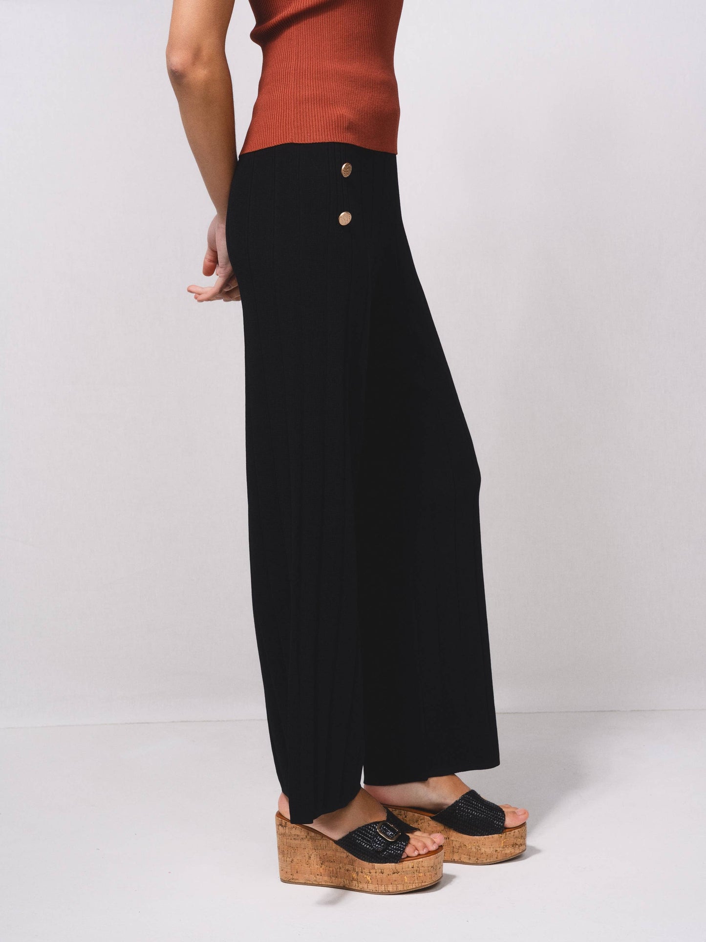 Pantaloni in maglia fine a coste con bottoni dorati