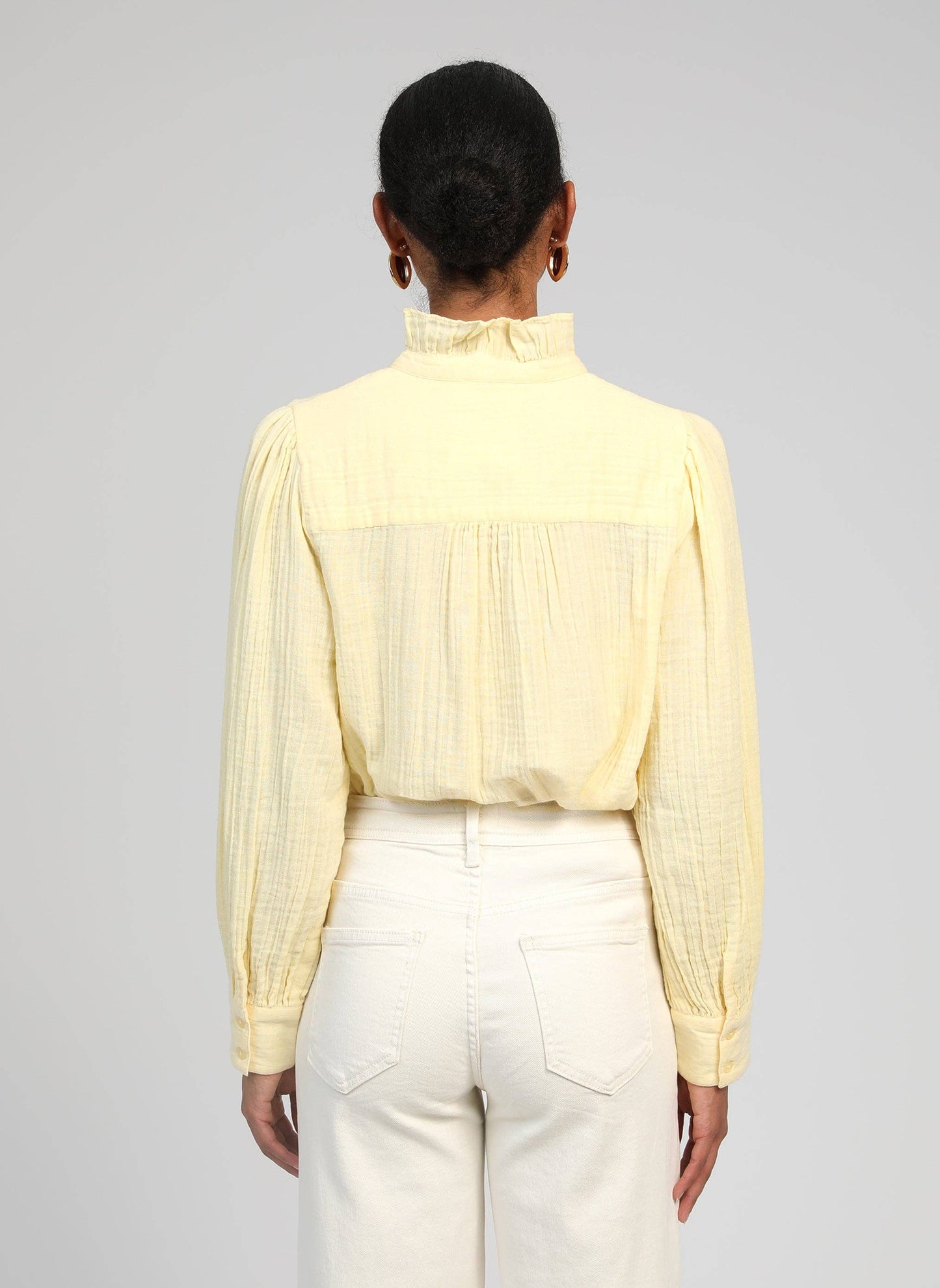 Camicia con rouches e collo alto