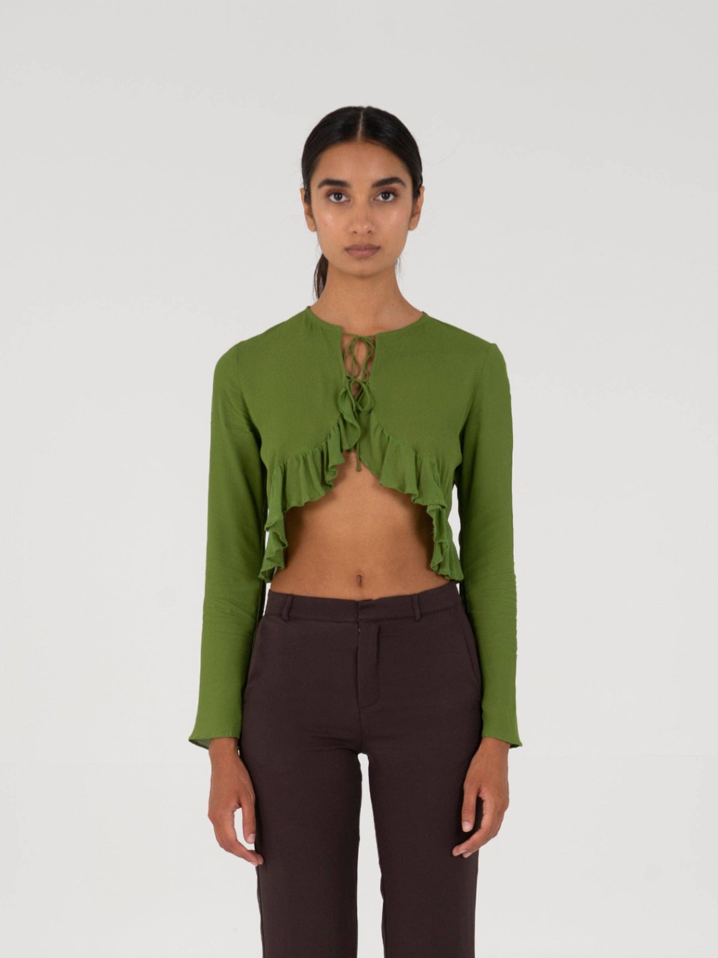Blusa corta verde con fiocchi e volant