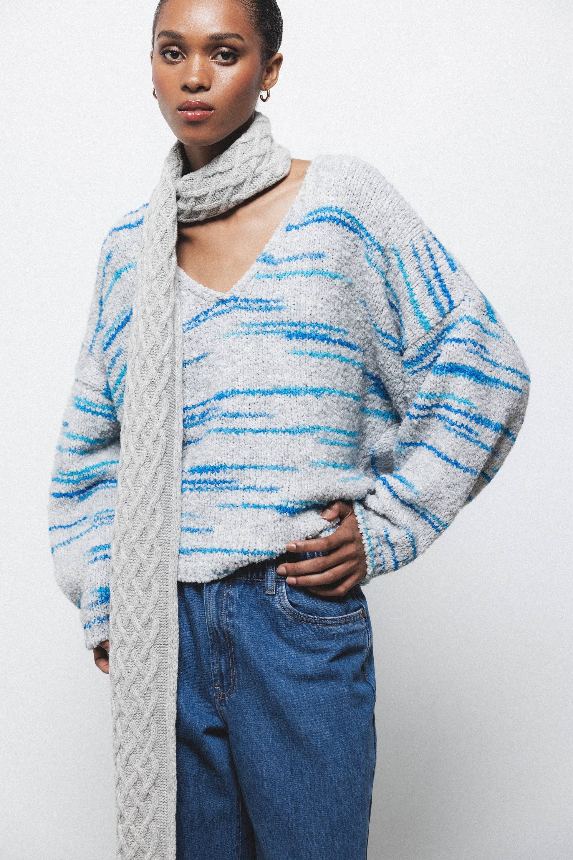 Maglione in maglia a righe con scollo a V