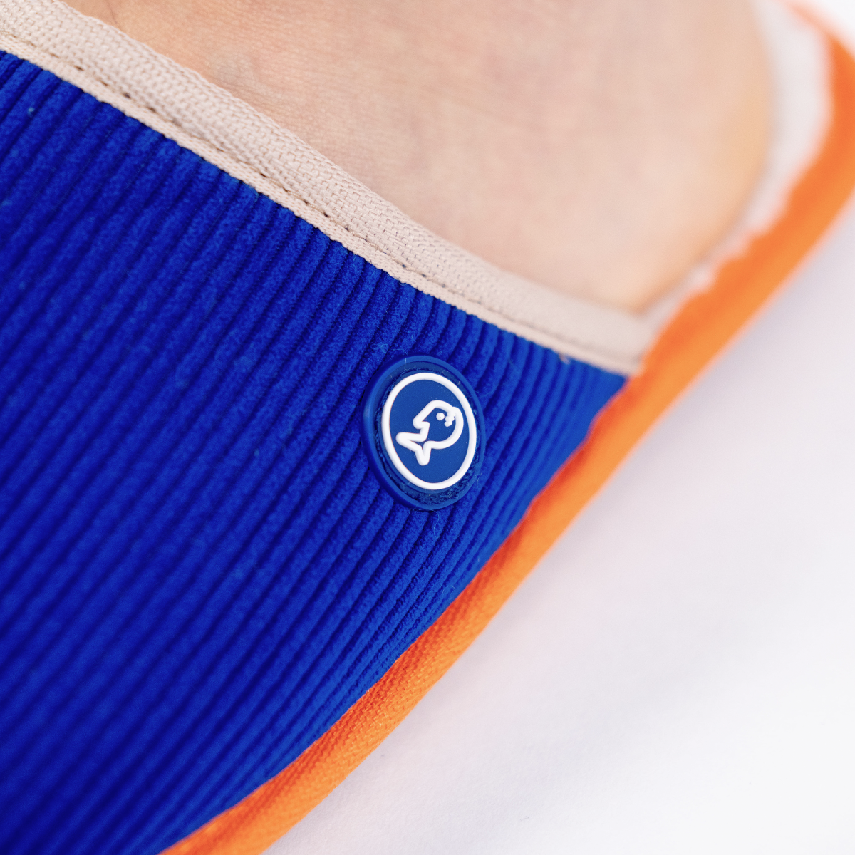 Pantofole in velluto a coste blu elettrico con interno sherpa