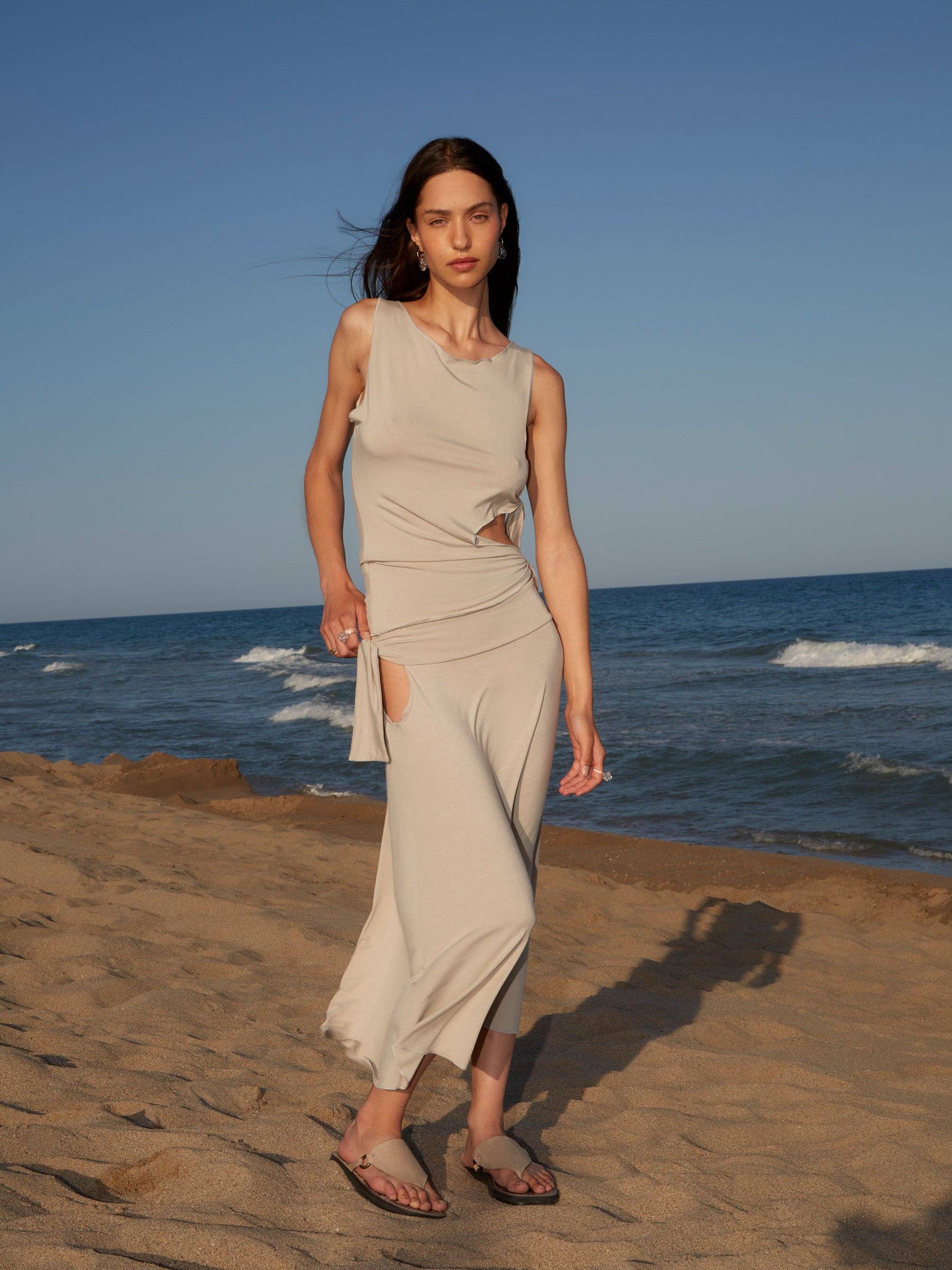 Top asimmetrico luminoso con cut-out e fiocco