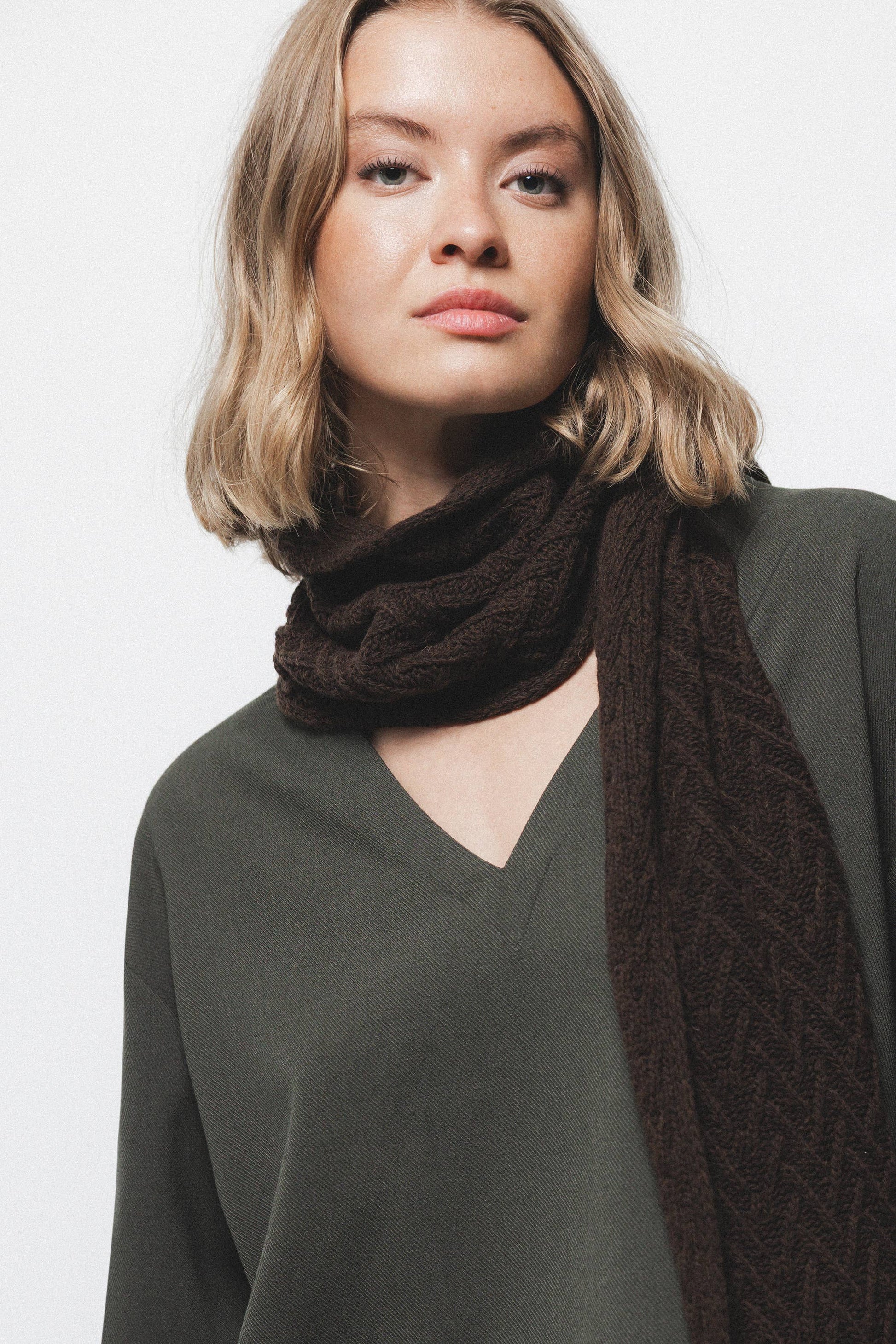 Blusa essenziale con scollo a V e orlo asimmetrico
