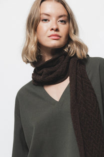 Blusa essenziale con scollo a V e orlo asimmetrico